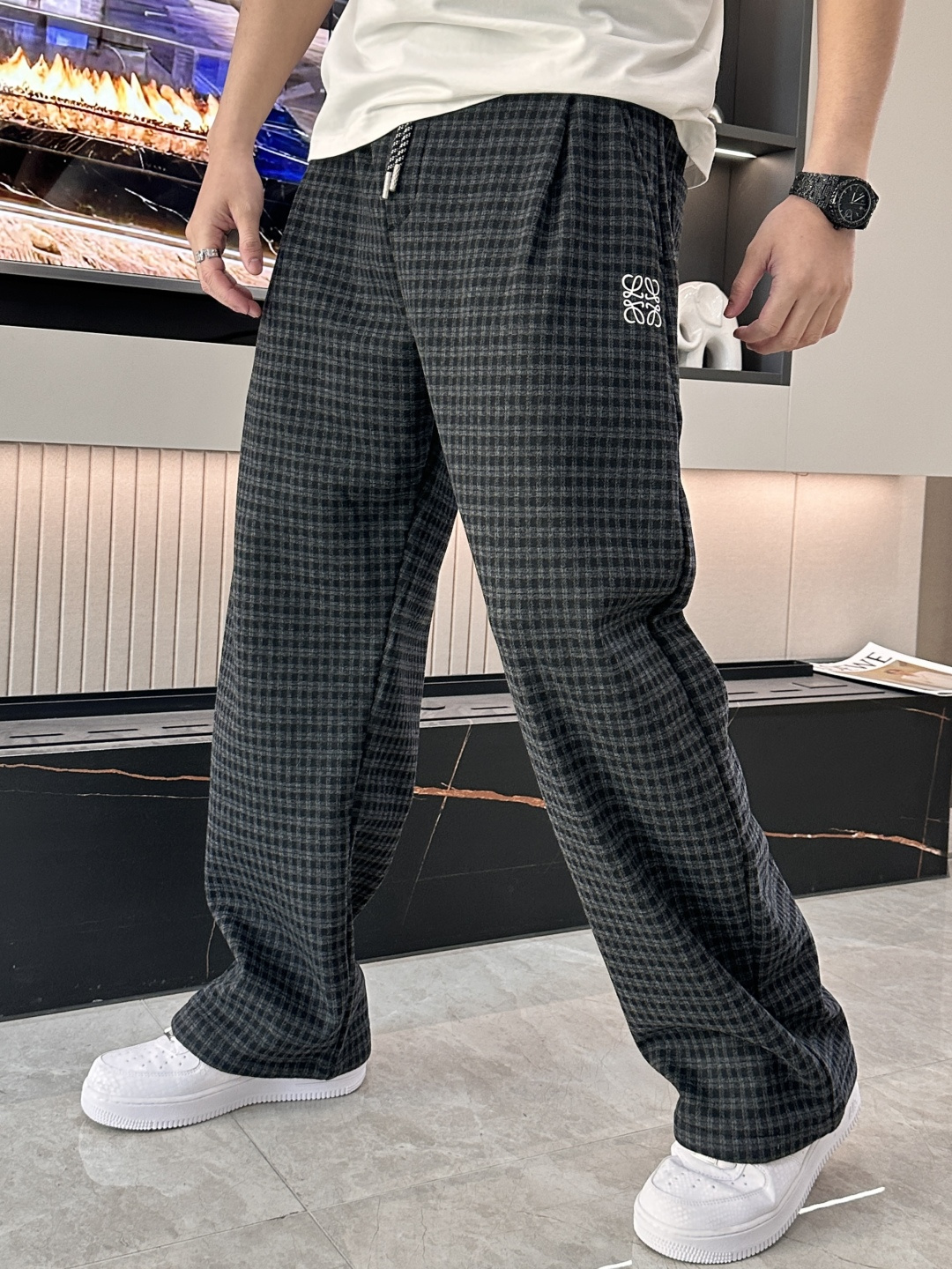 🌾Loewe 复古格纹加厚休闲裤，冬日慵懒氛围感拉满冬日穿搭怕臃肿？这条加厚格纹休闲裤直接拿捏舒适与颜值