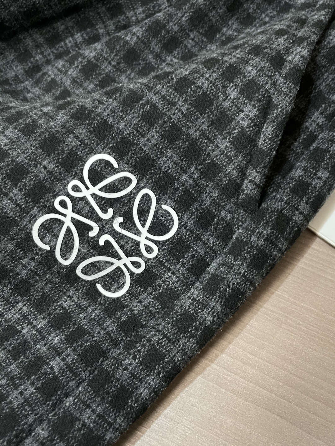 🌾Loewe 复古格纹加厚休闲裤，冬日慵懒氛围感拉满冬日穿搭怕臃肿？这条加厚格纹休闲裤直接拿捏舒适与颜值