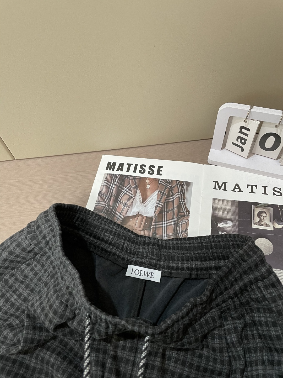 🌾Loewe 复古格纹加厚休闲裤，冬日慵懒氛围感拉满冬日穿搭怕臃肿？这条加厚格纹休闲裤直接拿捏舒适与颜值