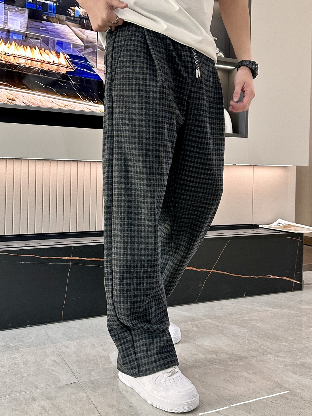 🌾Loewe 复古格纹加厚休闲裤，冬日慵懒氛围感拉满冬日穿搭怕臃肿？这条加厚格纹休闲裤直接拿捏舒适与颜值