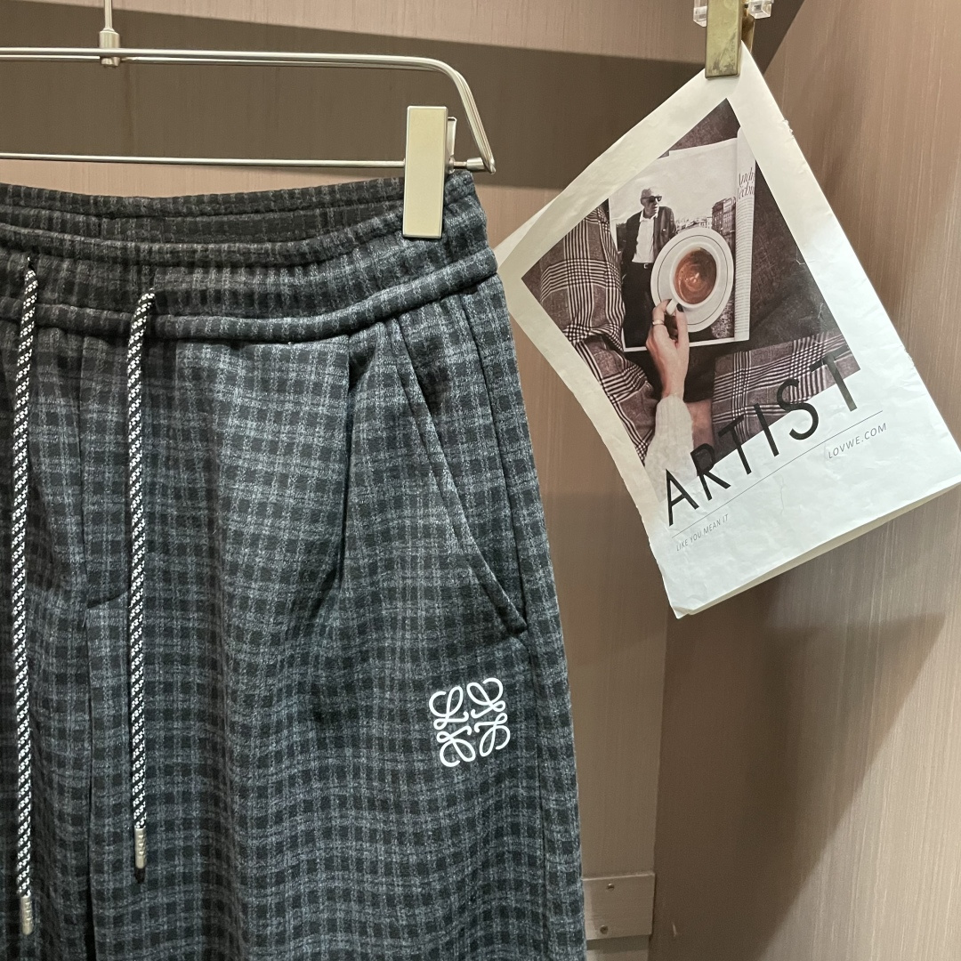 🌾Loewe 复古格纹加厚休闲裤，冬日慵懒氛围感拉满冬日穿搭怕臃肿？这条加厚格纹休闲裤直接拿捏舒适与颜值