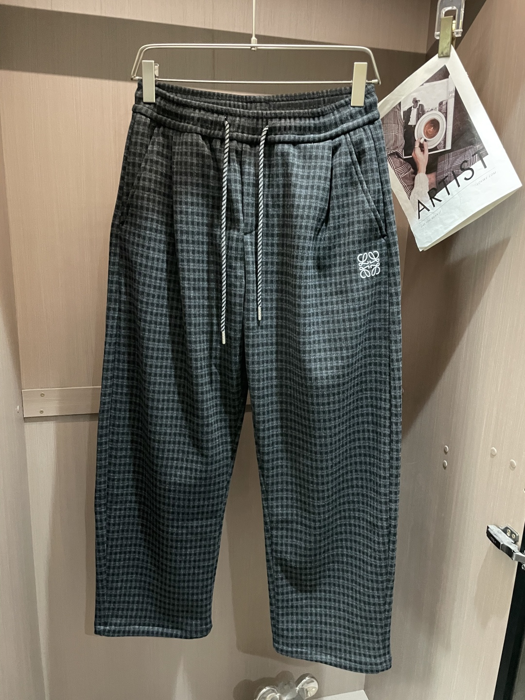 🌾Loewe 复古格纹加厚休闲裤，冬日慵懒氛围感拉满冬日穿搭怕臃肿？这条加厚格纹休闲裤直接拿捏舒适与颜值