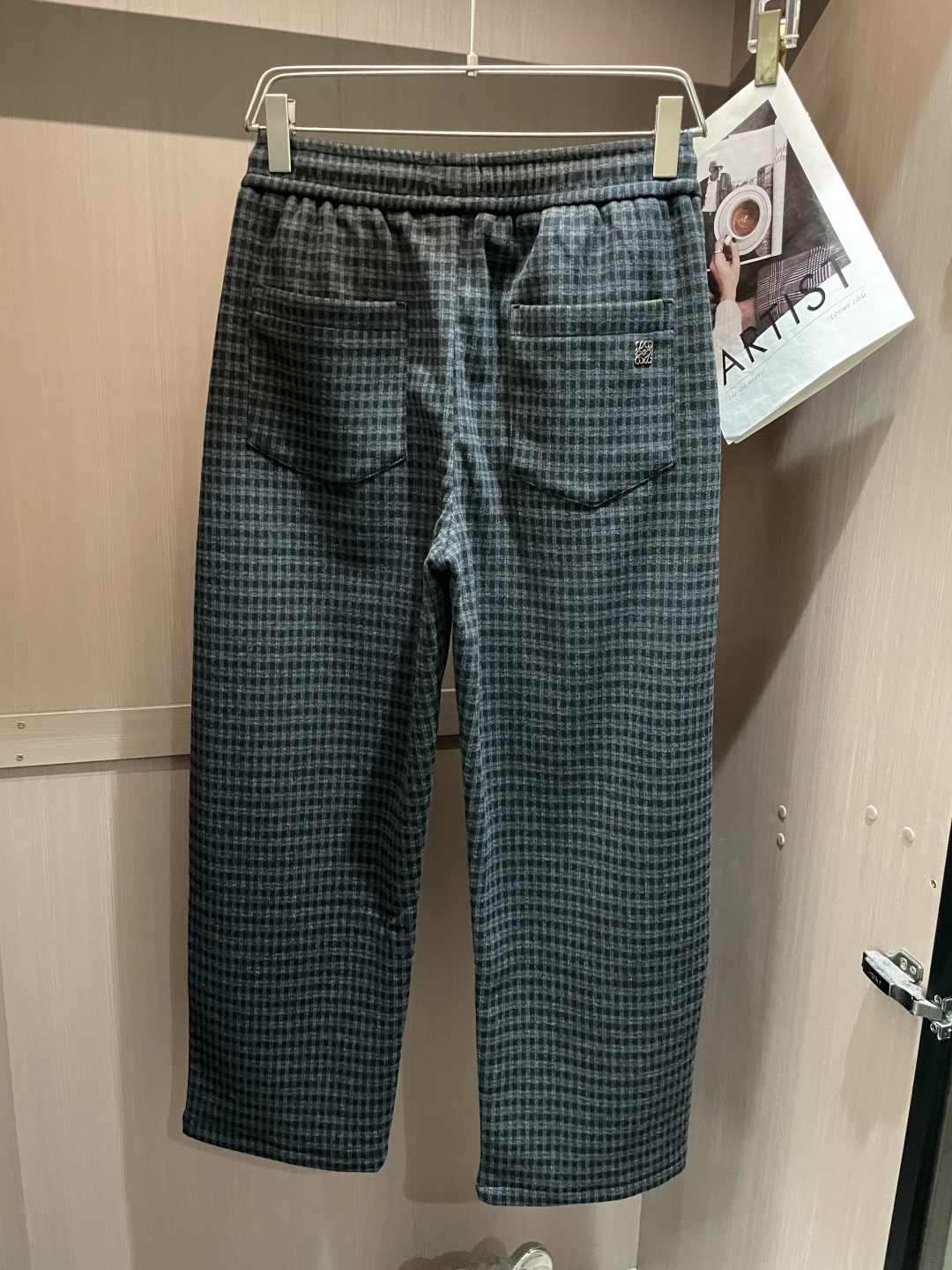 🌾Loewe 复古格纹加厚休闲裤，冬日慵懒氛围感拉满冬日穿搭怕臃肿？这条加厚格纹休闲裤直接拿捏舒适与颜值