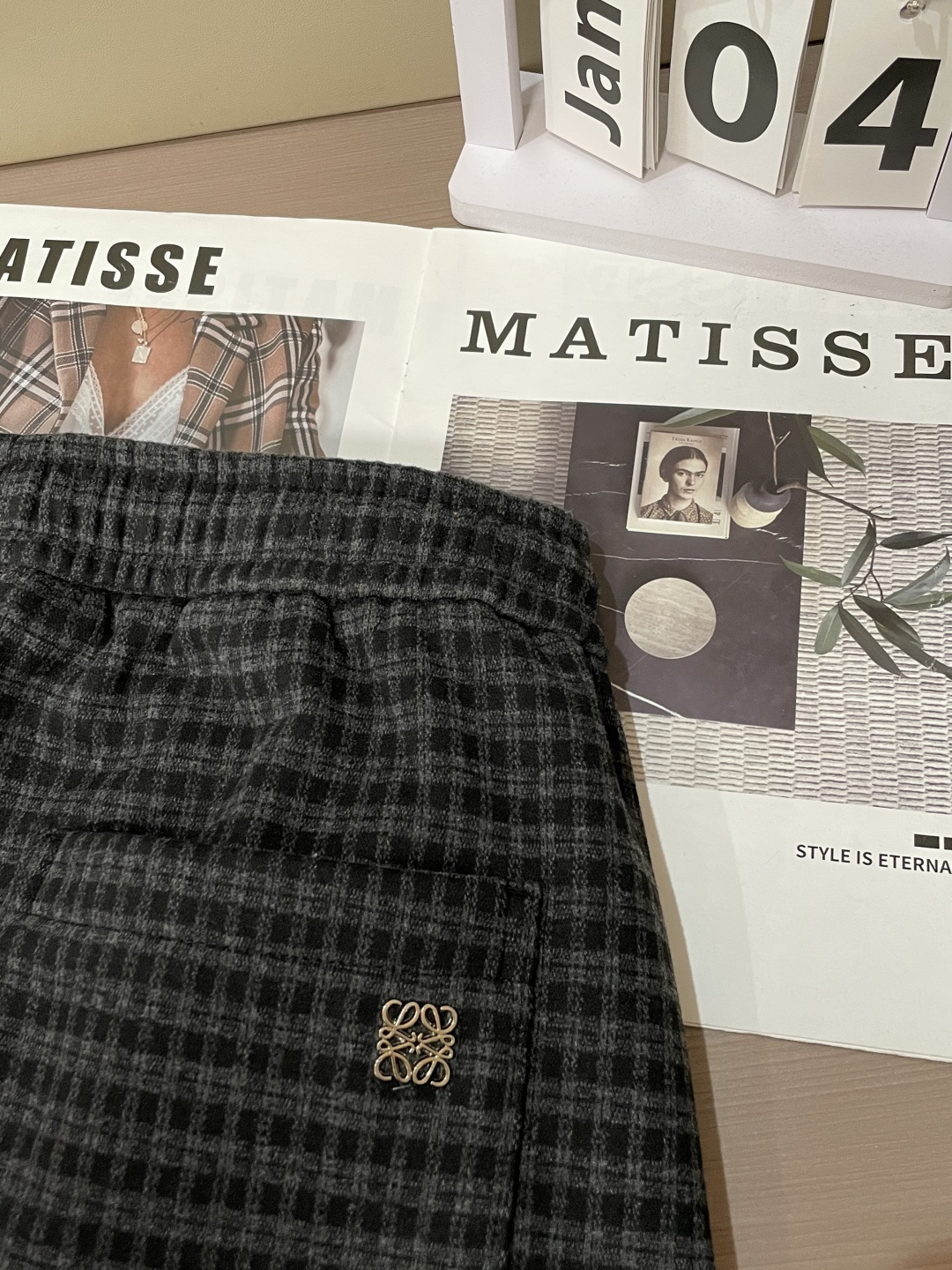 🌾Loewe 复古格纹加厚休闲裤，冬日慵懒氛围感拉满冬日穿搭怕臃肿？这条加厚格纹休闲裤直接拿捏舒适与颜值