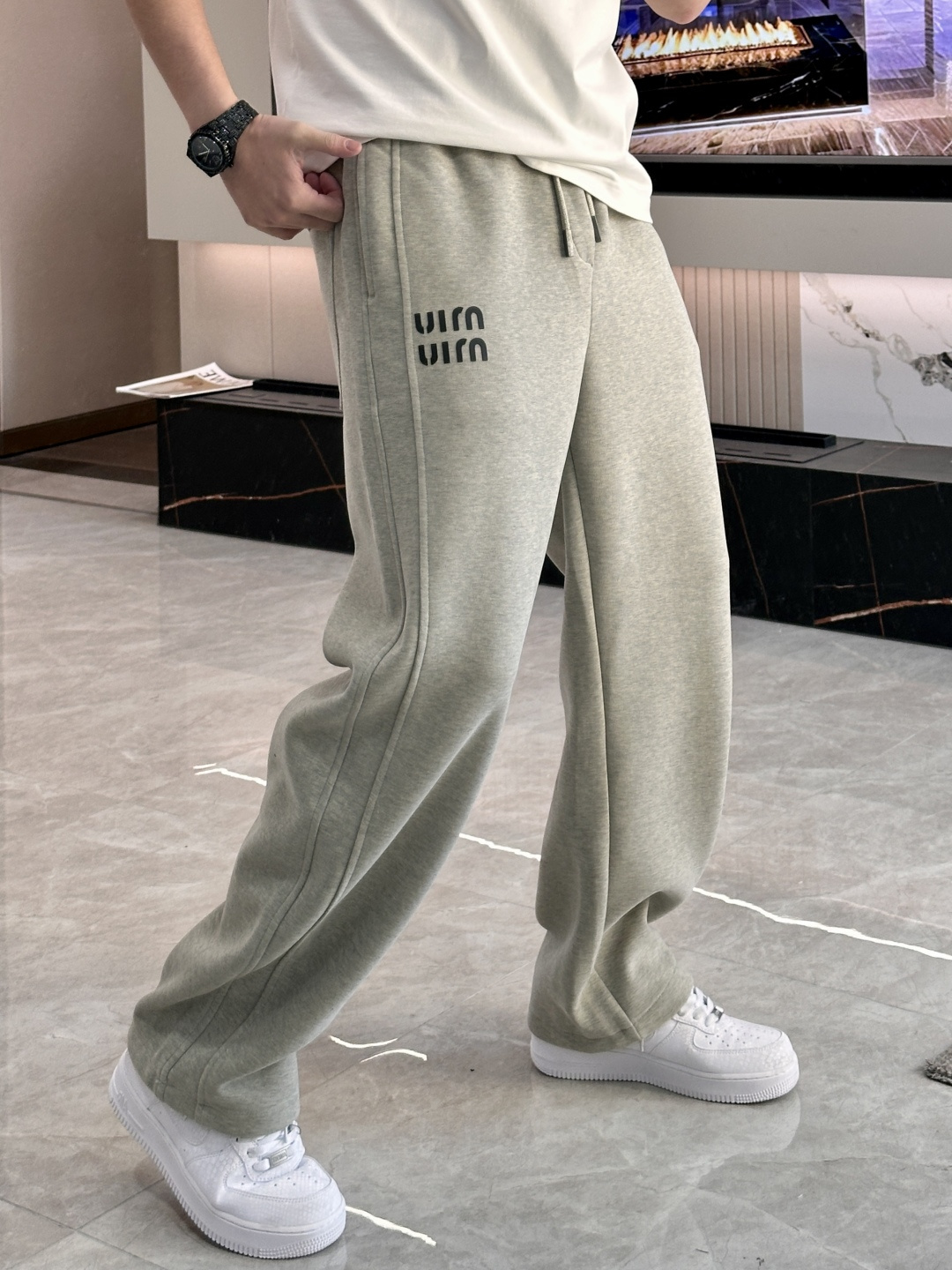 🌾 miumiu 2025秋冬最新系列男士加厚休闲裤！内里加绒，非常保暖，北方的宝子们赶紧备上！采用客供