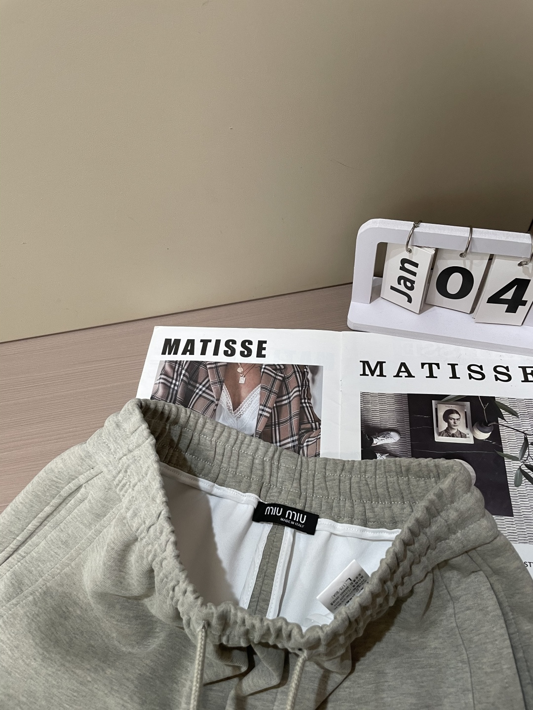 🌾 miumiu 2025秋冬最新系列男士加厚休闲裤！内里加绒，非常保暖，北方的宝子们赶紧备上！采用客供