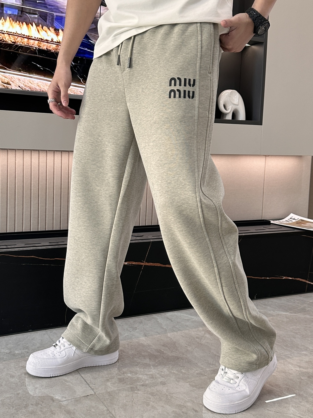 🌾 miumiu 2025秋冬最新系列男士加厚休闲裤！内里加绒，非常保暖，北方的宝子们赶紧备上！采用客供