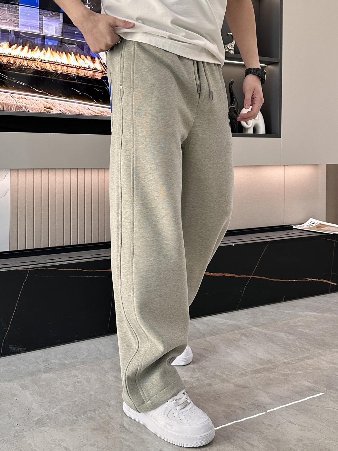 🌾 miumiu 2025秋冬最新系列男士加厚休闲裤！内里加绒，非常保暖，北方的宝子们赶紧备上！采用客供