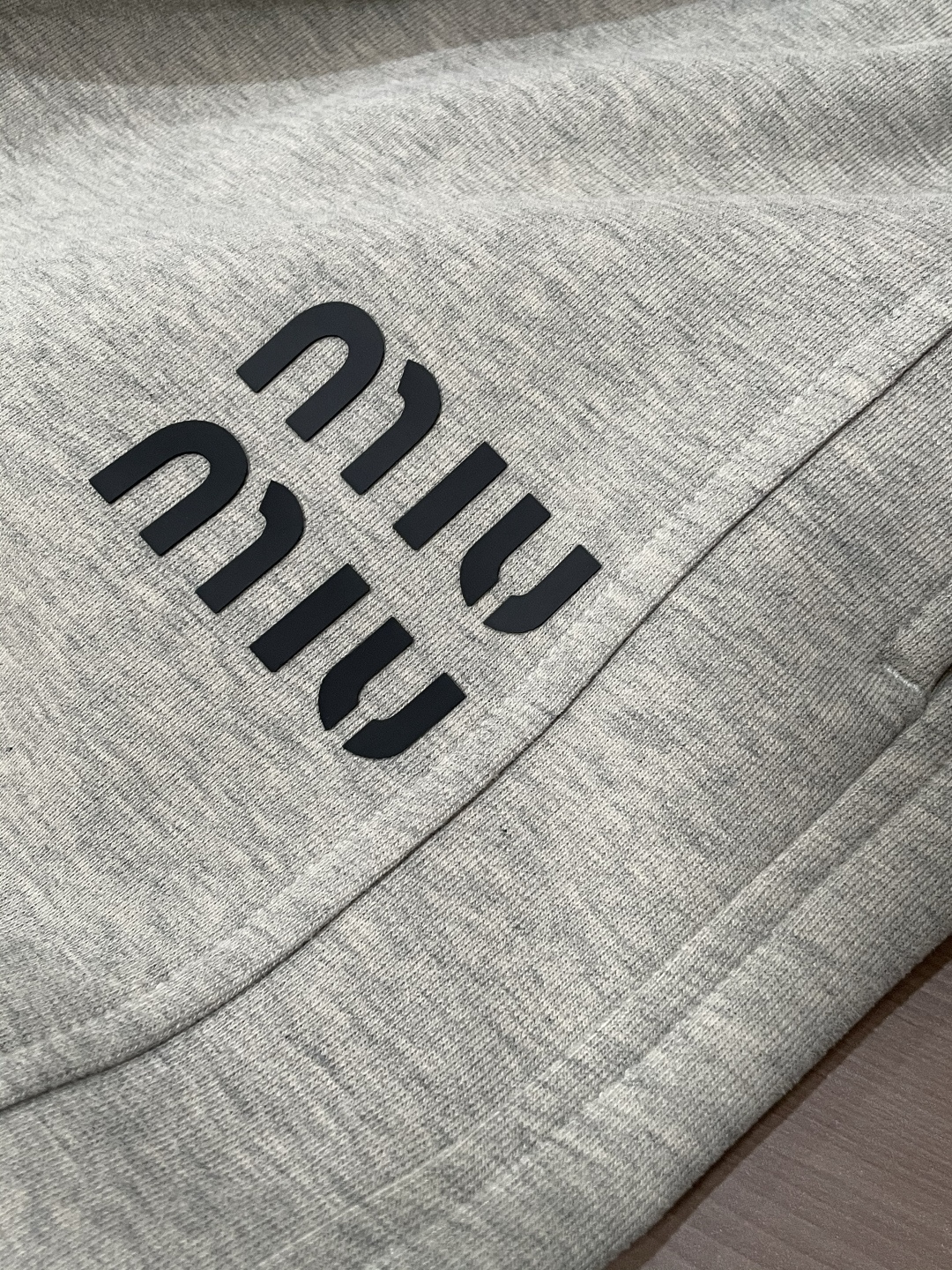 🌾 miumiu 2025秋冬最新系列男士加厚休闲裤！内里加绒，非常保暖，北方的宝子们赶紧备上！采用客供