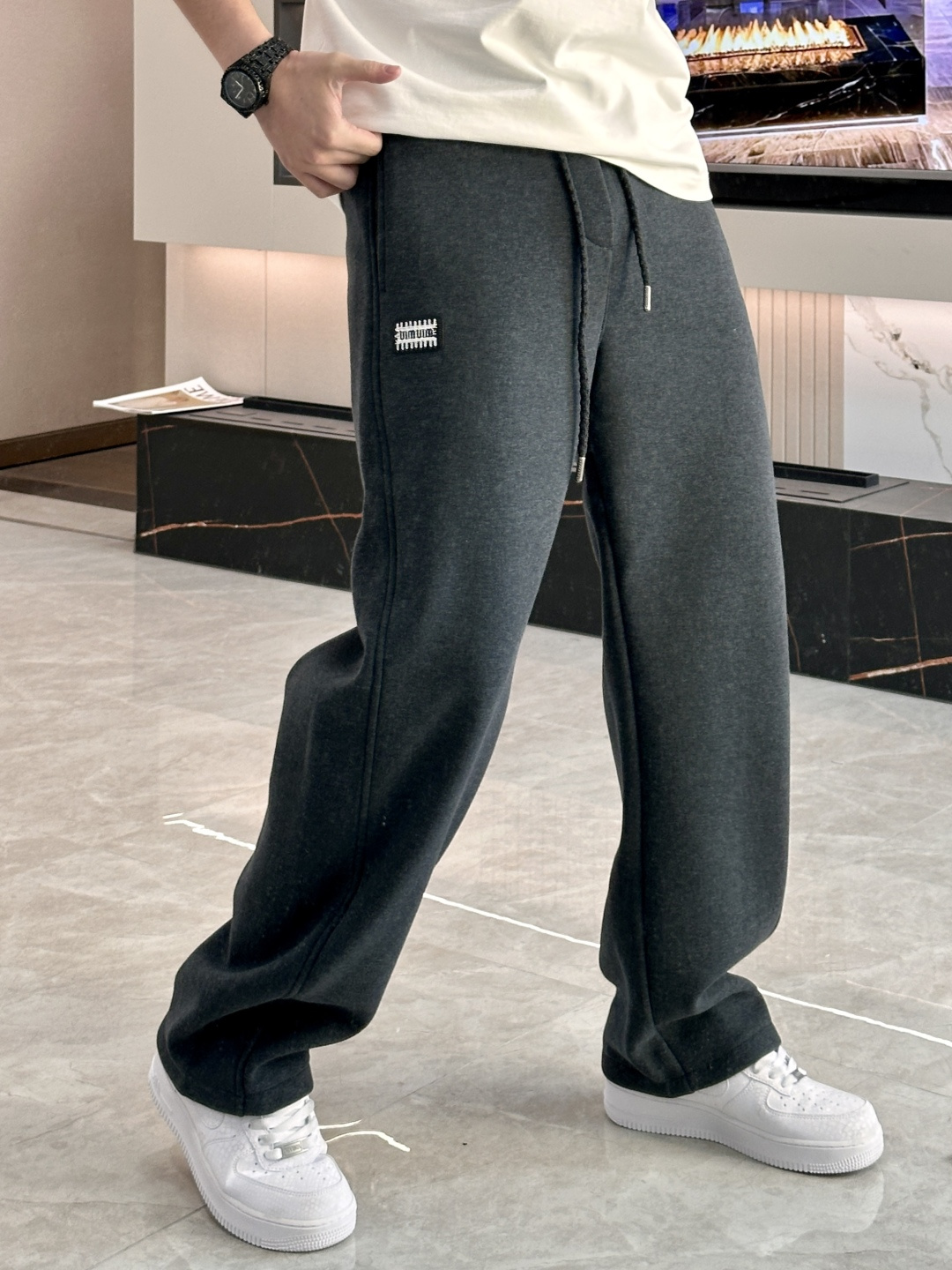 🌾 miumiu 2025秋冬最新系列男士加厚休闲裤！内里加绒，非常保暖，北方的宝子们赶紧备上！采用客供