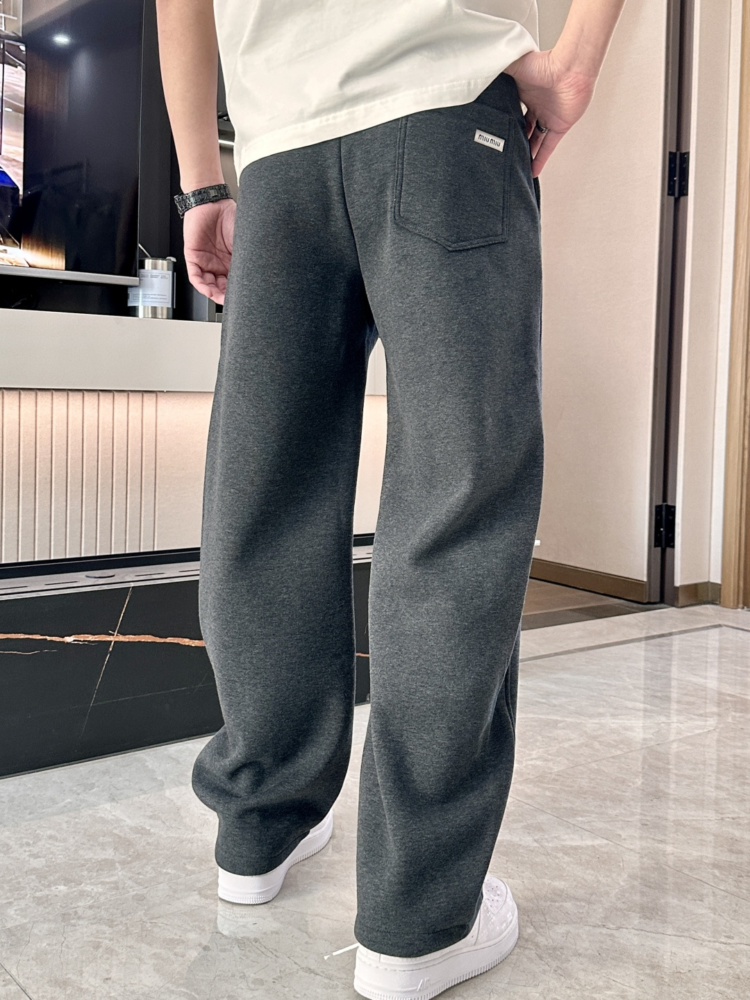 🌾 miumiu 2025秋冬最新系列男士加厚休闲裤！内里加绒，非常保暖，北方的宝子们赶紧备上！采用客供