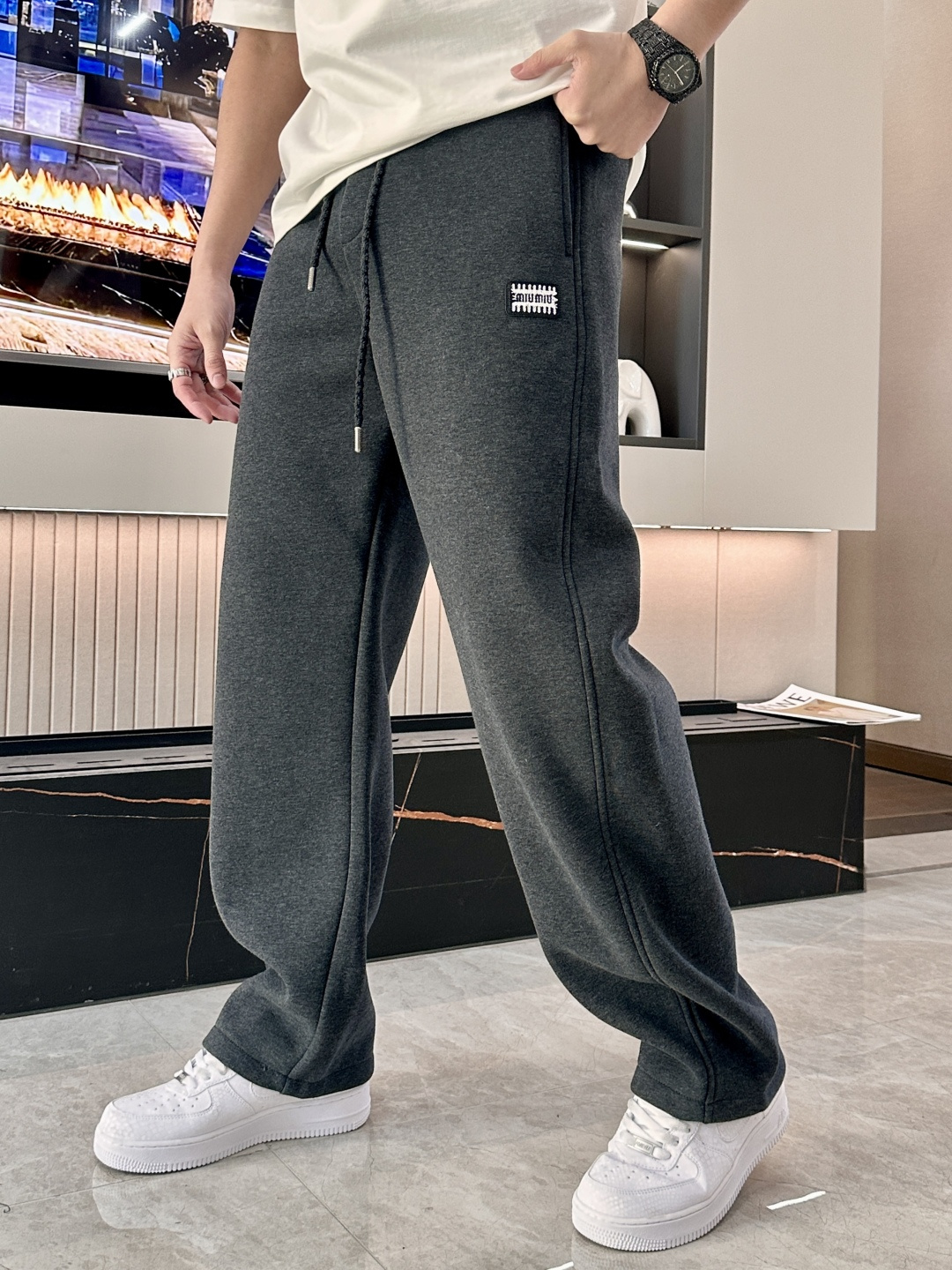 🌾 miumiu 2025秋冬最新系列男士加厚休闲裤！内里加绒，非常保暖，北方的宝子们赶紧备上！采用客供