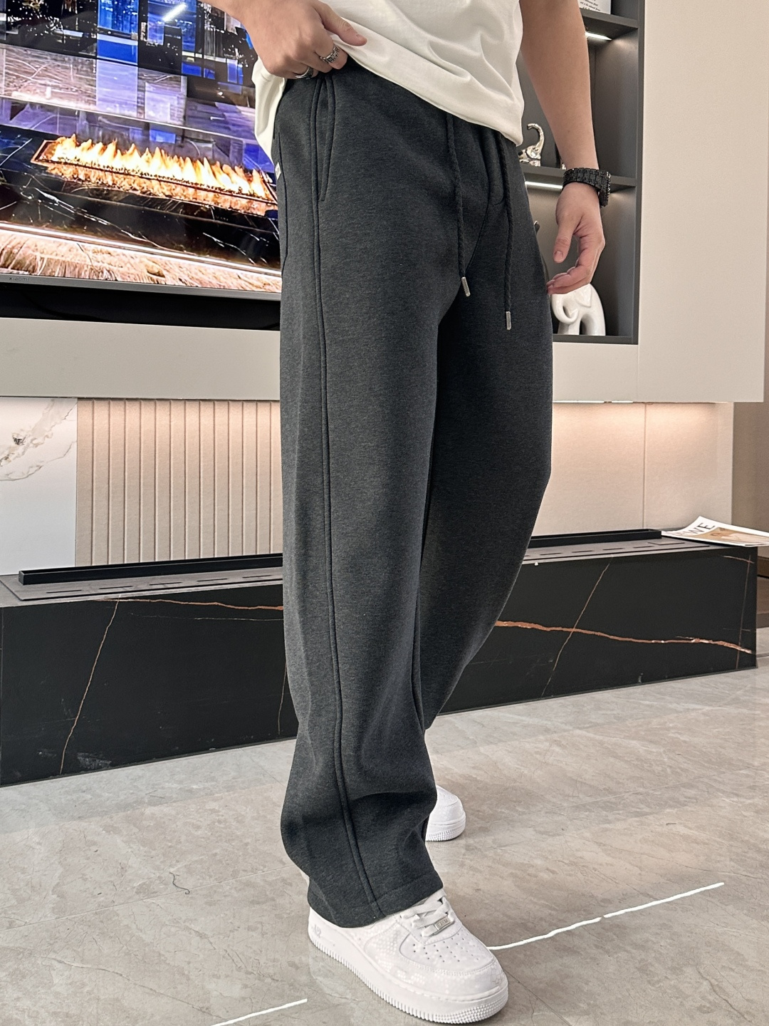 🌾 miumiu 2025秋冬最新系列男士加厚休闲裤！内里加绒，非常保暖，北方的宝子们赶紧备上！采用客供