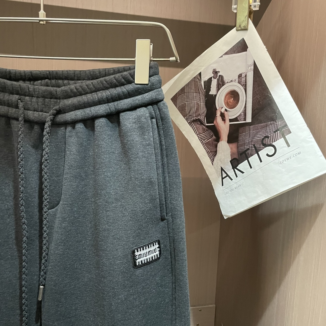 🌾 miumiu 2025秋冬最新系列男士加厚休闲裤！内里加绒，非常保暖，北方的宝子们赶紧备上！采用客供