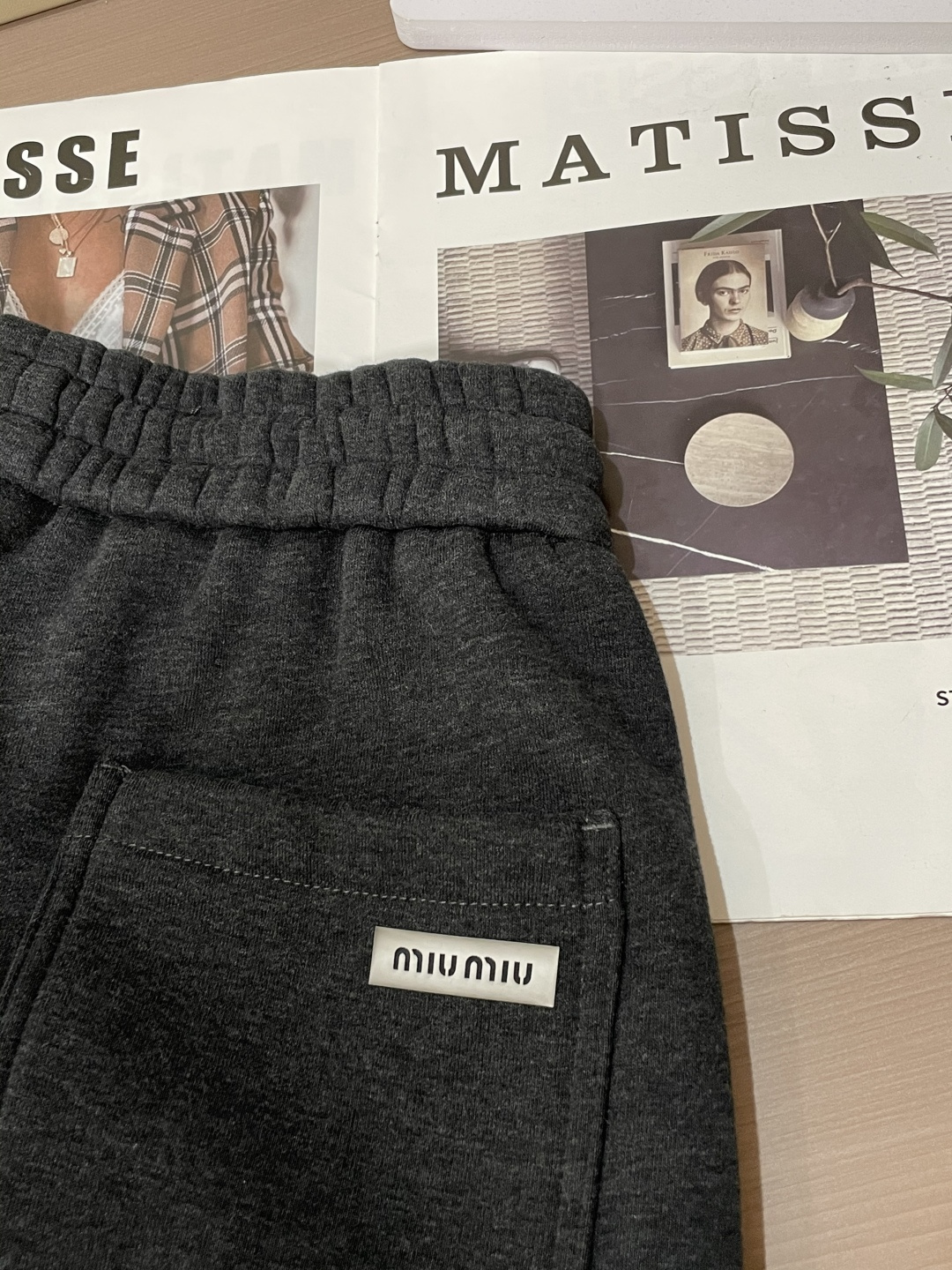 🌾 miumiu 2025秋冬最新系列男士加厚休闲裤！内里加绒，非常保暖，北方的宝子们赶紧备上！采用客供