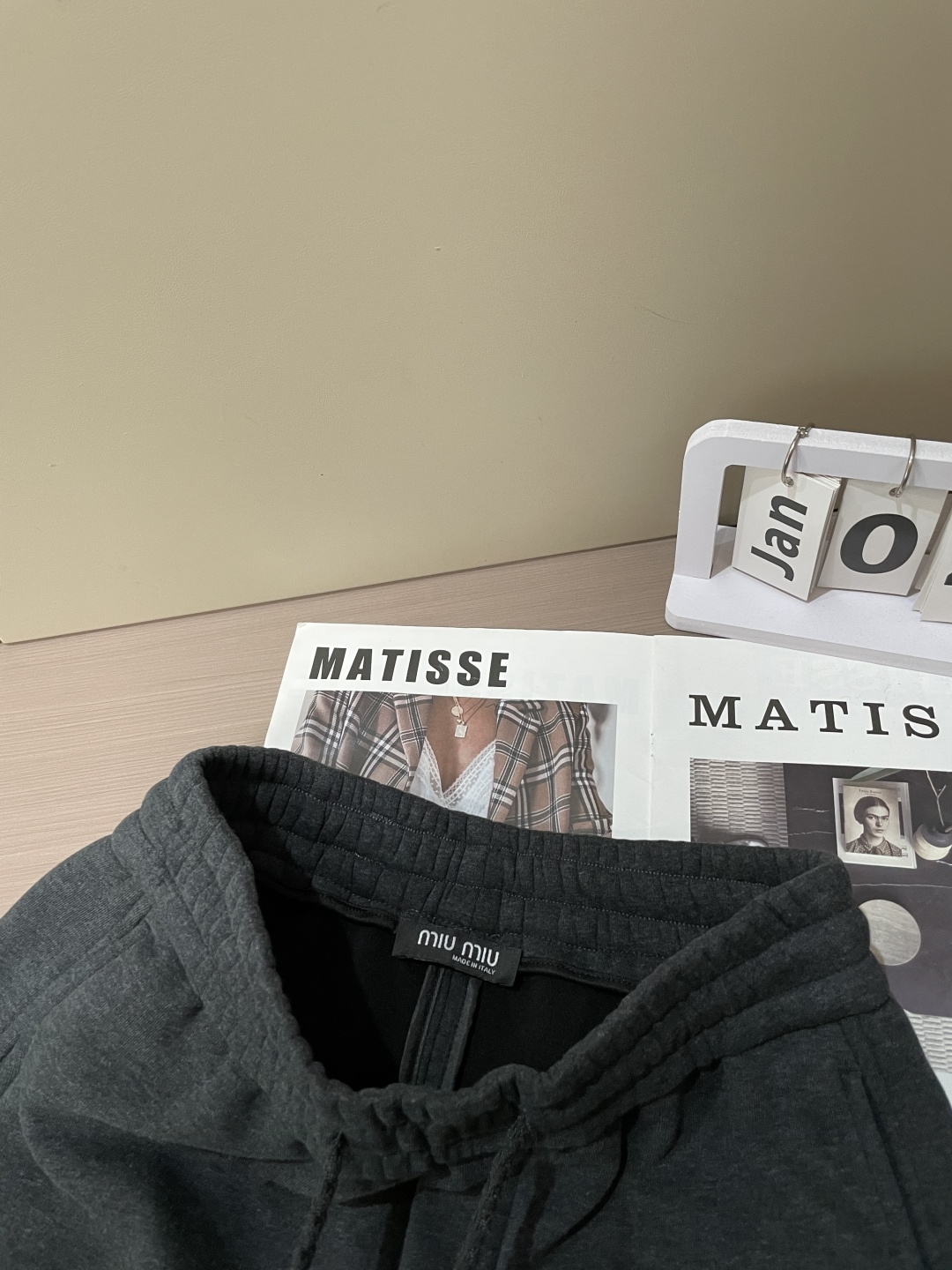 🌾 miumiu 2025秋冬最新系列男士加厚休闲裤！内里加绒，非常保暖，北方的宝子们赶紧备上！采用客供