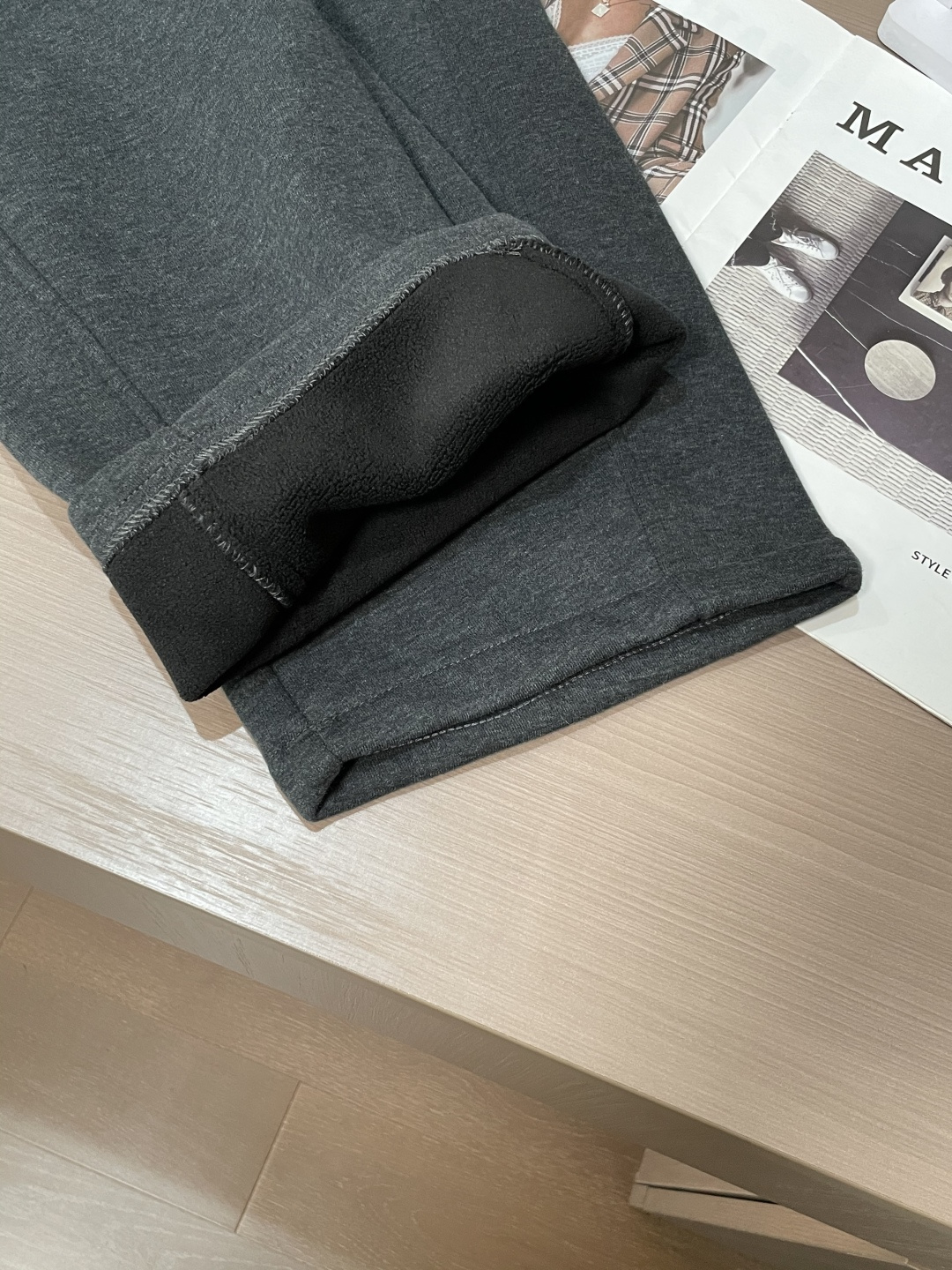 🌾 miumiu 2025秋冬最新系列男士加厚休闲裤！内里加绒，非常保暖，北方的宝子们赶紧备上！采用客供