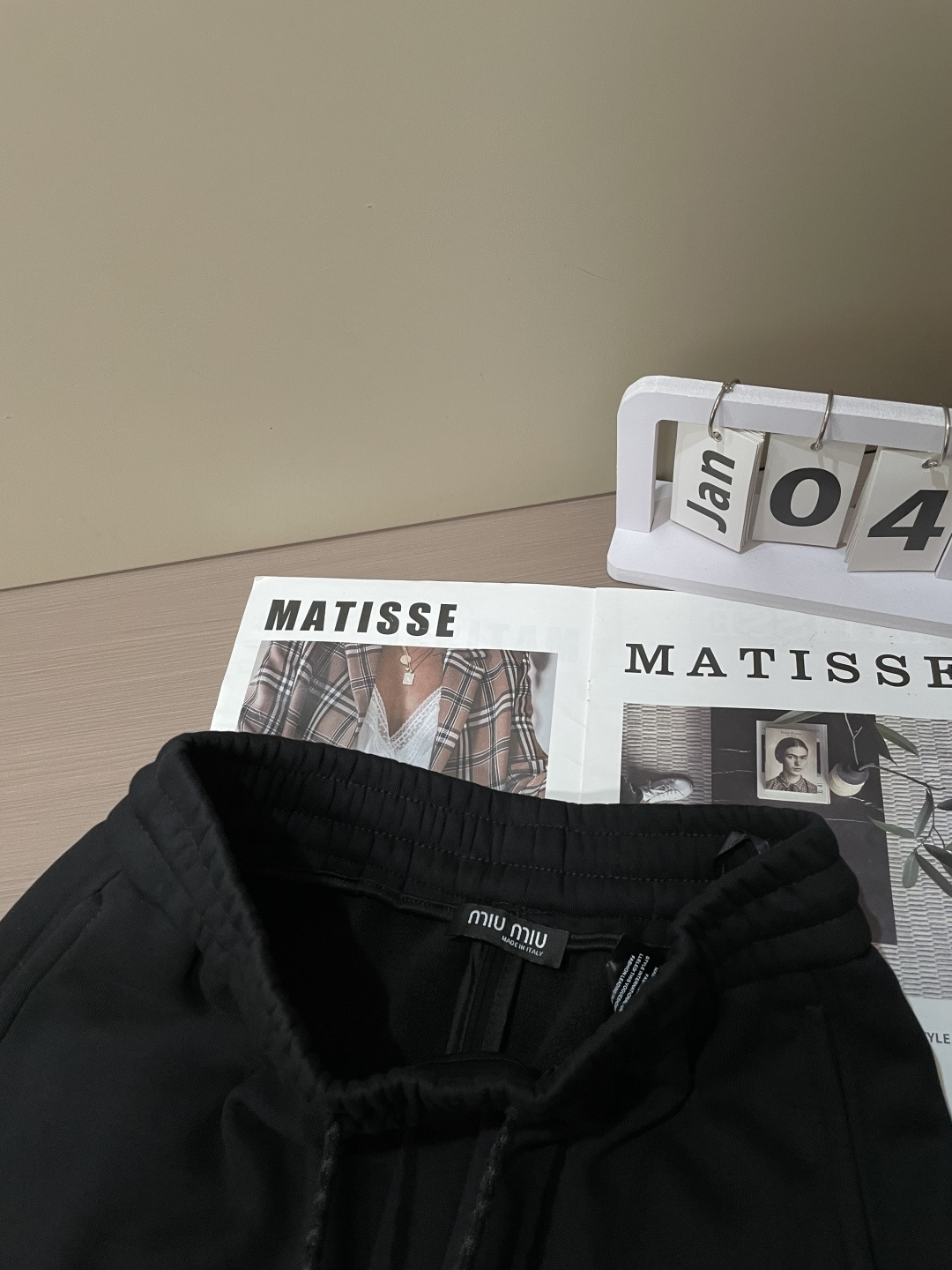 🌾 miumiu 2025秋冬最新系列男士加厚休闲裤！内里加绒，非常保暖，北方的宝子们赶紧备上！采用客供