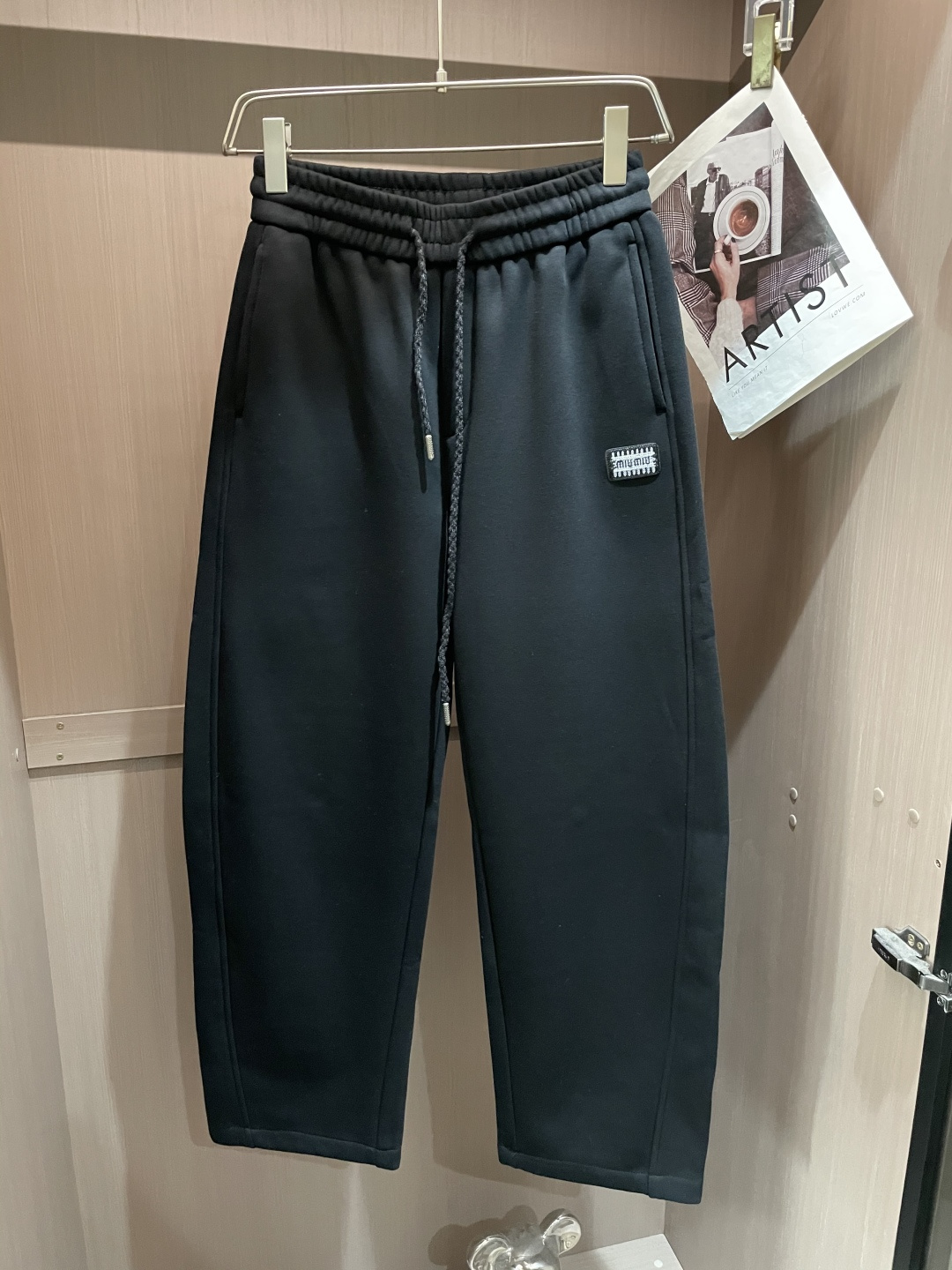 🌾 miumiu 2025秋冬最新系列男士加厚休闲裤！内里加绒，非常保暖，北方的宝子们赶紧备上！采用客供