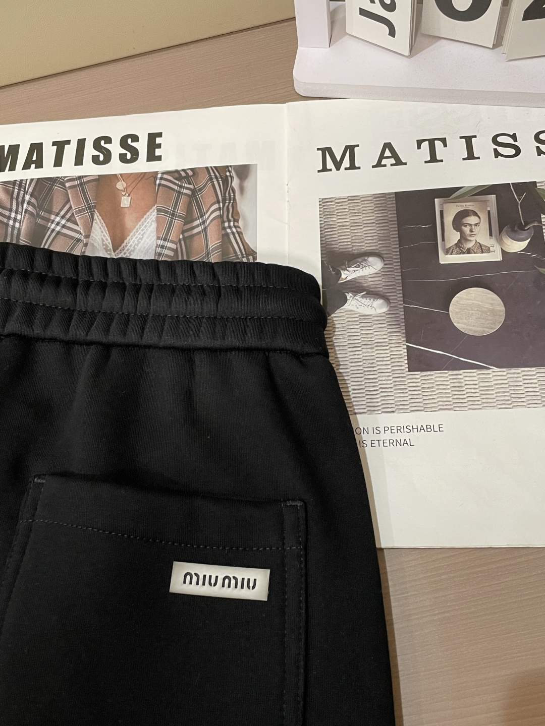 🌾 miumiu 2025秋冬最新系列男士加厚休闲裤！内里加绒，非常保暖，北方的宝子们赶紧备上！采用客供