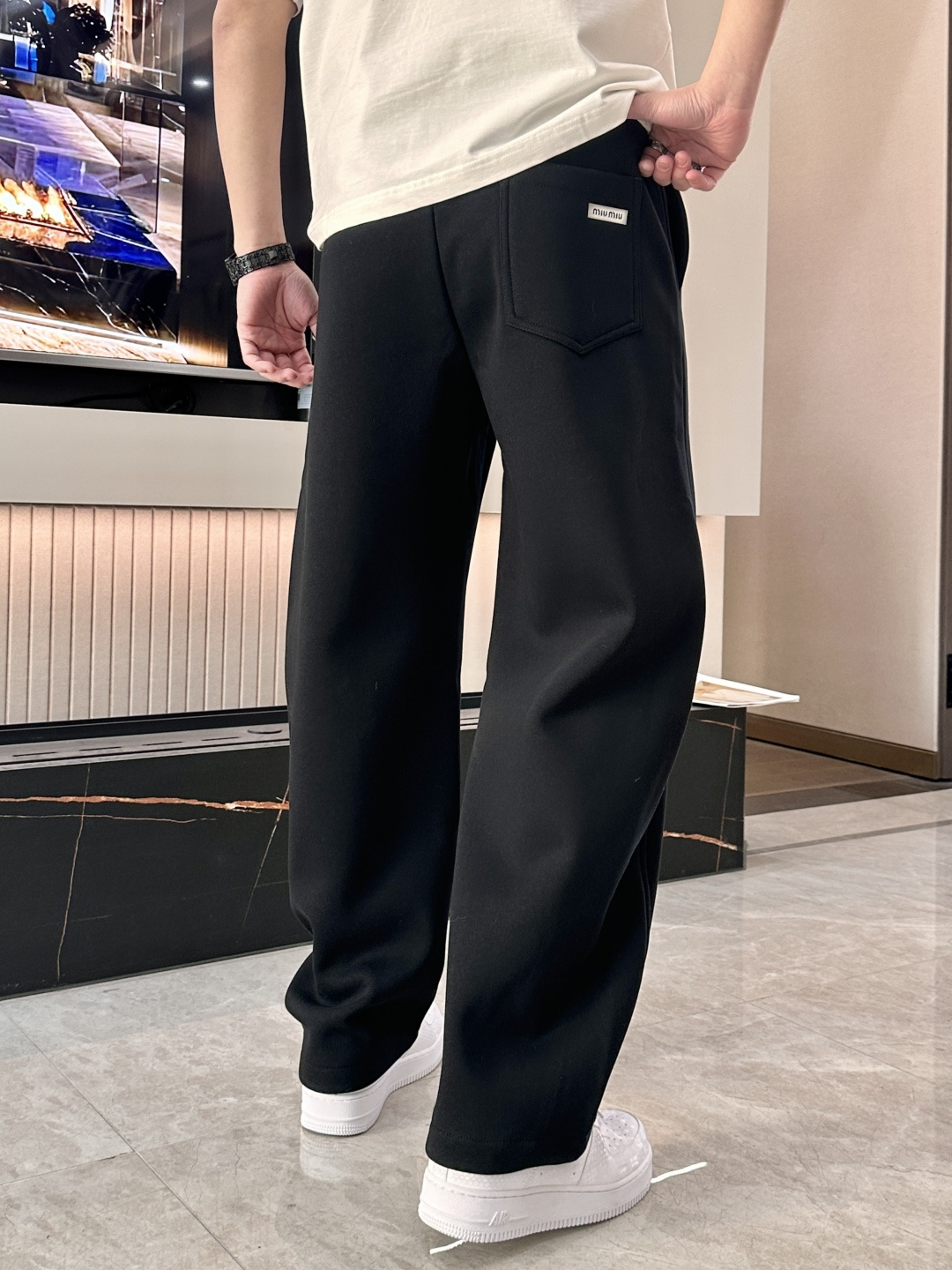 🌾 miumiu 2025秋冬最新系列男士加厚休闲裤！内里加绒，非常保暖，北方的宝子们赶紧备上！采用客供