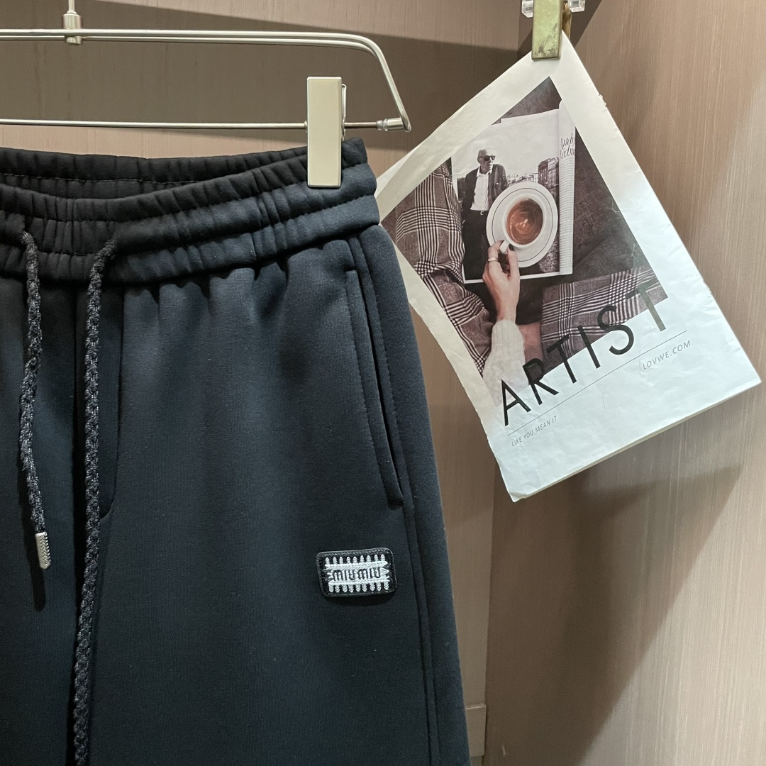 🌾 miumiu 2025秋冬最新系列男士加厚休闲裤！内里加绒，非常保暖，北方的宝子们赶紧备上！采用客供