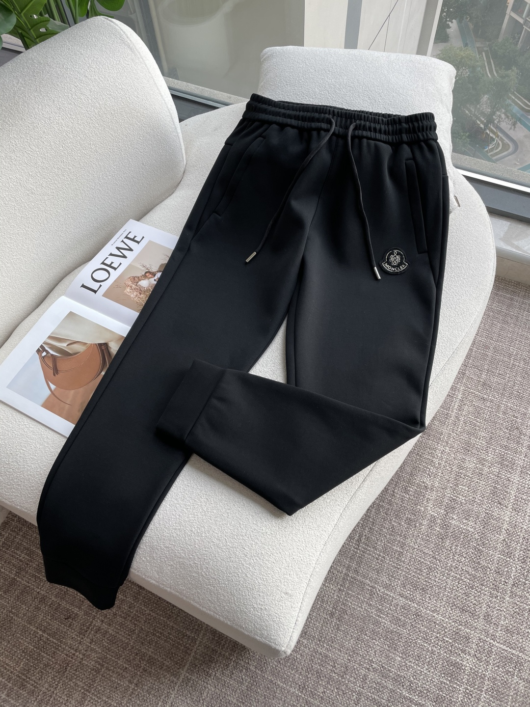 NO:712434,Supports post-year-old menstruation. The latest casual pants for autumn and winter. Thickened. Daily essentials. The shape is awesome. It can repair various leg shapes very well. It is very personalized!  Soft and sweat-wicking, extremely comfortable. The waistband of the trouser legs is customized with elastic elastic bands and original accessories details. The upper body is sporty, casual and fashionable, a must-have for leisure and travel. Sizes M-XXXL, Moncler,19860909支持年后  蒙口 秋冬最新休闲裤 加厚款 日常必备 版型超赞,能很好的修复各种腿型,非常个性！柔软排汗,舒适度极高.裤腿腰部订制松紧橡筋、原版辅料细节.上身运动休闲时尚,出街休闲、外出旅游必备. 尺码M-XXXL,,Moncler,,Men's clothing
