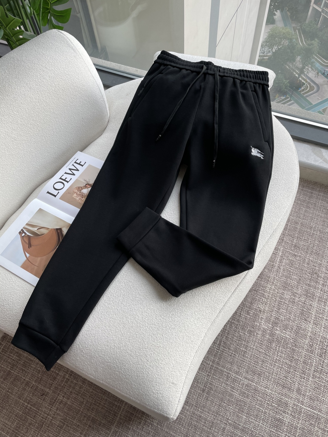 NO:712437,Support the latest Bur autumn and winter casual pants after the new year, thickened style, daily essentials, great style, can repair various leg shapes very well, very personalized!  Soft and sweat-wicking, extremely comfortable. The waistband of the trouser legs is customized with elastic elastic bands and original accessories details. The upper body is sporty, casual and fashionable, a must-have for leisure and travel. Sizes M-XXXL,, burberry,19860909支持年后  Bur 秋冬最新休闲裤 加厚款 日常必备 版型超赞,能很好的修复各种腿型,非常个性！柔软排汗,舒适度极高.裤腿腰部订制松紧橡筋、原版辅料细节.上身运动休闲时尚,出街休闲、外出旅游必备. 尺码M-XXXL,,burberry,,Men's clothing