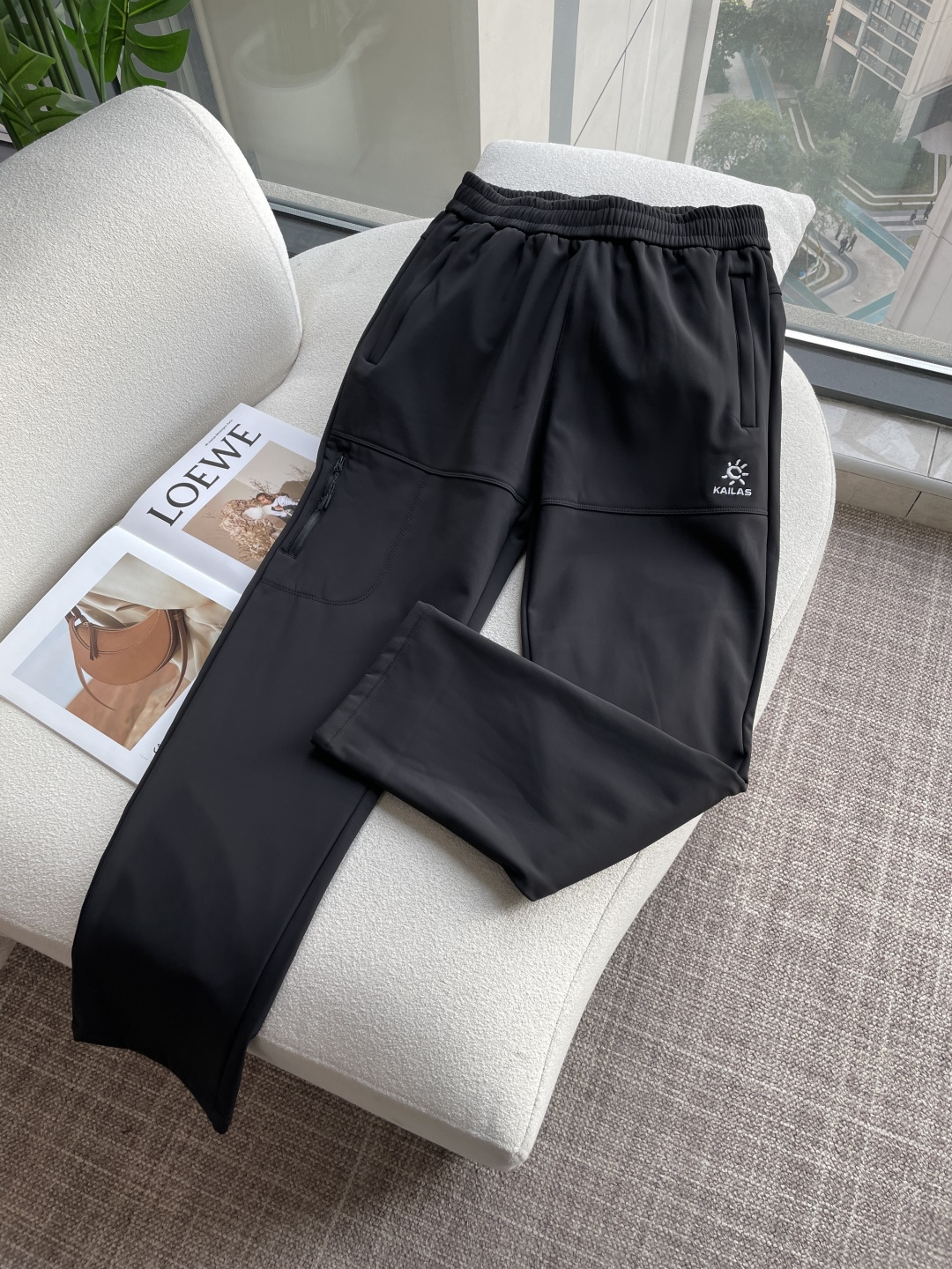 NO:712440,Support New Year's Eve, Kelong's latest autumn and winter casual pants, thickened style, daily essentials, great style, can well repair various leg shapes, very personalized!  Soft and sweat-wicking, extremely comfortable. The waistband of the trouser legs is customized with elastic elastic bands and original accessories details. The upper body is sporty, casual and fashionable, a must-have for leisure and travel. Sizes M-XXXL,,19860909支持年后  可隆 秋冬最新休闲裤 加厚款 日常必备 版型超赞,能很好的修复各种腿型,非常个性！柔软排汗,舒适度极高.裤腿腰部订制松紧橡筋、原版辅料细节.上身运动休闲时尚,出街休闲、外出旅游必备. 尺码M-XXXL,,,Men's clothing