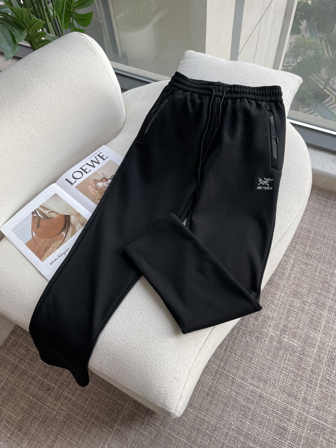 NO:712443,Support New Year's Eve Arc'teryx's latest autumn and winter casual pants, thickened style, daily essentials. The shape is awesome, it can repair various leg shapes very well, and it is very personalized!  Soft and sweat-wicking, extremely comfortable. The waistband of the trouser legs is customized with elastic elastic bands and original accessories details. The upper body is sporty, casual and fashionable, a must-have for leisure and travel. Size M-XXXL, arc'teryx,19860909支持年后  始祖鸟 秋冬最新休闲裤 加厚款 日常必备 版型超赞,能很好的修复各种腿型,非常个性！柔软排汗,舒适度极高.裤腿腰部订制松紧橡筋、原版辅料细节.上身运动休闲时尚,出街休闲、外出旅游必备. 尺码M-XXXL,arc'teryx,,Men's clothing