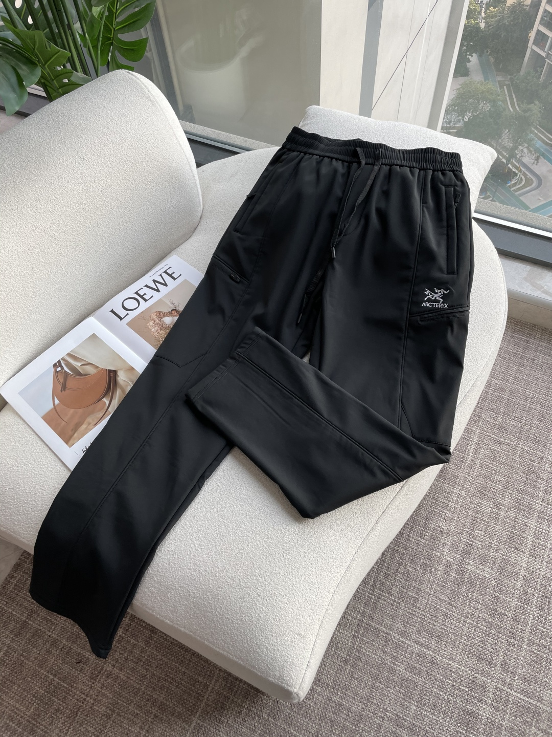 NO:712446,Support New Year's Eve Arc'teryx's latest autumn and winter casual pants, thickened style, daily essentials. The shape is awesome, it can repair various leg shapes very well, and it is very personalized!  Soft and sweat-wicking, extremely comfortable. The waistband of the trouser legs is customized with elastic elastic bands and original accessories details. The upper body is sporty, casual and fashionable, a must-have for leisure and travel. Size M-XXXL, arc'teryx,19860909支持年后  始祖鸟 秋冬最新休闲裤 加厚款 日常必备 版型超赞,能很好的修复各种腿型,非常个性！柔软排汗,舒适度极高.裤腿腰部订制松紧橡筋、原版辅料细节.上身运动休闲时尚,出街休闲、外出旅游必备. 尺码M-XXXL,arc'teryx,,Men's clothing