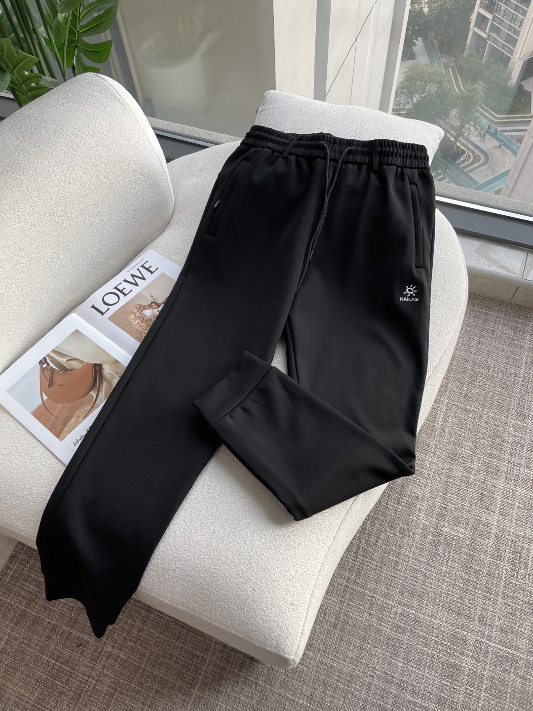 NO:712448,Support New Year's Eve, Kelong's latest autumn and winter casual pants, thickened style, daily essentials, great style, can well repair various leg shapes, very personalized!  Soft and sweat-wicking, extremely comfortable. The waistband of the trouser legs is customized with elastic elastic bands and original accessories details. The upper body is sporty, casual and fashionable, a must-have for leisure and travel. Sizes M-XXXL,,19860909支持年后  可隆 秋冬最新休闲裤 加厚款 日常必备 版型超赞,能很好的修复各种腿型,非常个性！柔软排汗,舒适度极高.裤腿腰部订制松紧橡筋、原版辅料细节.上身运动休闲时尚,出街休闲、外出旅游必备. 尺码M-XXXL,,,Men's clothing