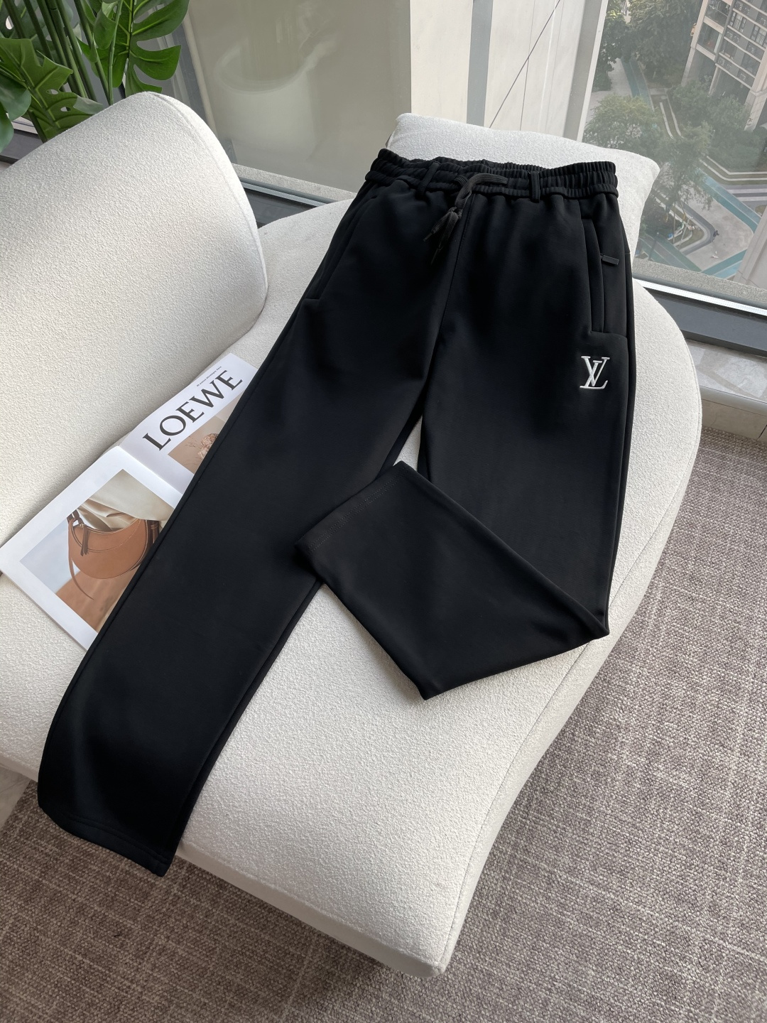 NO:712450,Support the latest LV autumn and winter casual pants after the New Year, thickened style, daily essentials, great style, can repair various leg shapes very well, very personalized!  Soft and sweat-wicking, extremely comfortable. The waistband of the trouser legs is customized with elastic elastic bands and original accessories details. The upper body is sporty, casual and fashionable, a must-have for leisure and travel. Sizes M-XXXL, Louis Vuitton,19860909支持年后  Lv 秋冬最新休闲裤 加厚款 日常必备 版型超赞,能很好的修复各种腿型,非常个性！柔软排汗,舒适度极高.裤腿腰部订制松紧橡筋、原版辅料细节.上身运动休闲时尚,出街休闲、外出旅游必备. 尺码M-XXXL,,louis vuitton,,Men's clothing