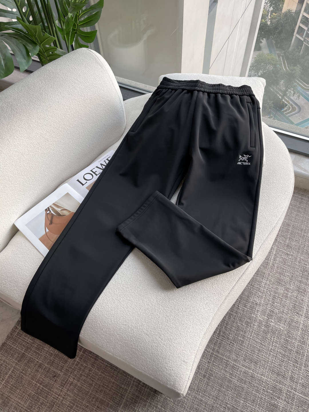 NO:712452,Support New Year's Eve Arc'teryx's latest autumn and winter casual pants, thickened style, daily essentials. The shape is awesome, it can repair various leg shapes very well, and it is very personalized!  Soft and sweat-wicking, extremely comfortable. The waistband of the trouser legs is customized with elastic elastic bands and original accessories details. The upper body is sporty, casual and fashionable, a must-have for leisure and travel. Size M-XXXL, arc'teryx,19860909支持年后  始祖鸟 秋冬最新休闲裤 加厚款 日常必备 版型超赞,能很好的修复各种腿型,非常个性！柔软排汗,舒适度极高.裤腿腰部订制松紧橡筋、原版辅料细节.上身运动休闲时尚,出街休闲、外出旅游必备. 尺码M-XXXL,arc'teryx,,Men's clothing