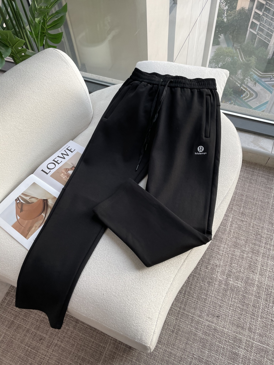 NO:712455,Support the latest Lulu autumn and winter casual pants after the new year, thickened style, daily essentials, great style, can repair various leg shapes very well, very personalized!  Soft and sweat-wicking, extremely comfortable. The waistband of the trouser legs is customized with elastic elastic bands and original accessories details. The upper body is sporty, casual and fashionable, a must-have for leisure and travel. Sizes M-XXXL,,19860909支持年后  Lulu 秋冬最新休闲裤 加厚款 日常必备 版型超赞,能很好的修复各种腿型,非常个性！柔软排汗,舒适度极高.裤腿腰部订制松紧橡筋、原版辅料细节.上身运动休闲时尚,出街休闲、外出旅游必备. 尺码M-XXXL,,,Men's clothing