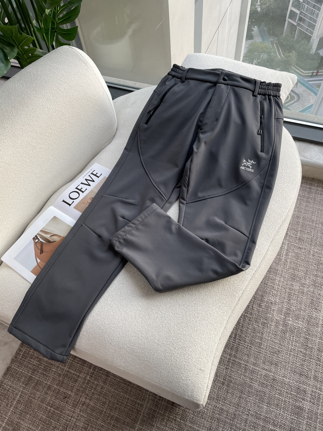 NO:712459,Support New Year's Eve Arc'teryx's latest autumn and winter casual pants, thickened style, daily essentials. The shape is awesome, it can repair various leg shapes very well, and it is very personalized!  Soft and sweat-wicking, extremely comfortable. The waistband of the trouser legs is customized with elastic elastic bands and original accessories details. The upper body is sporty, casual and fashionable, a must-have for leisure and travel. Size M-XXXL, arc'teryx,19860909支持年后  始祖鸟 秋冬最新休闲裤 加厚款 日常必备 版型超赞,能很好的修复各种腿型,非常个性！柔软排汗,舒适度极高.裤腿腰部订制松紧橡筋、原版辅料细节.上身运动休闲时尚,出街休闲、外出旅游必备. 尺码M-XXXL,arc'teryx,,Men's clothing