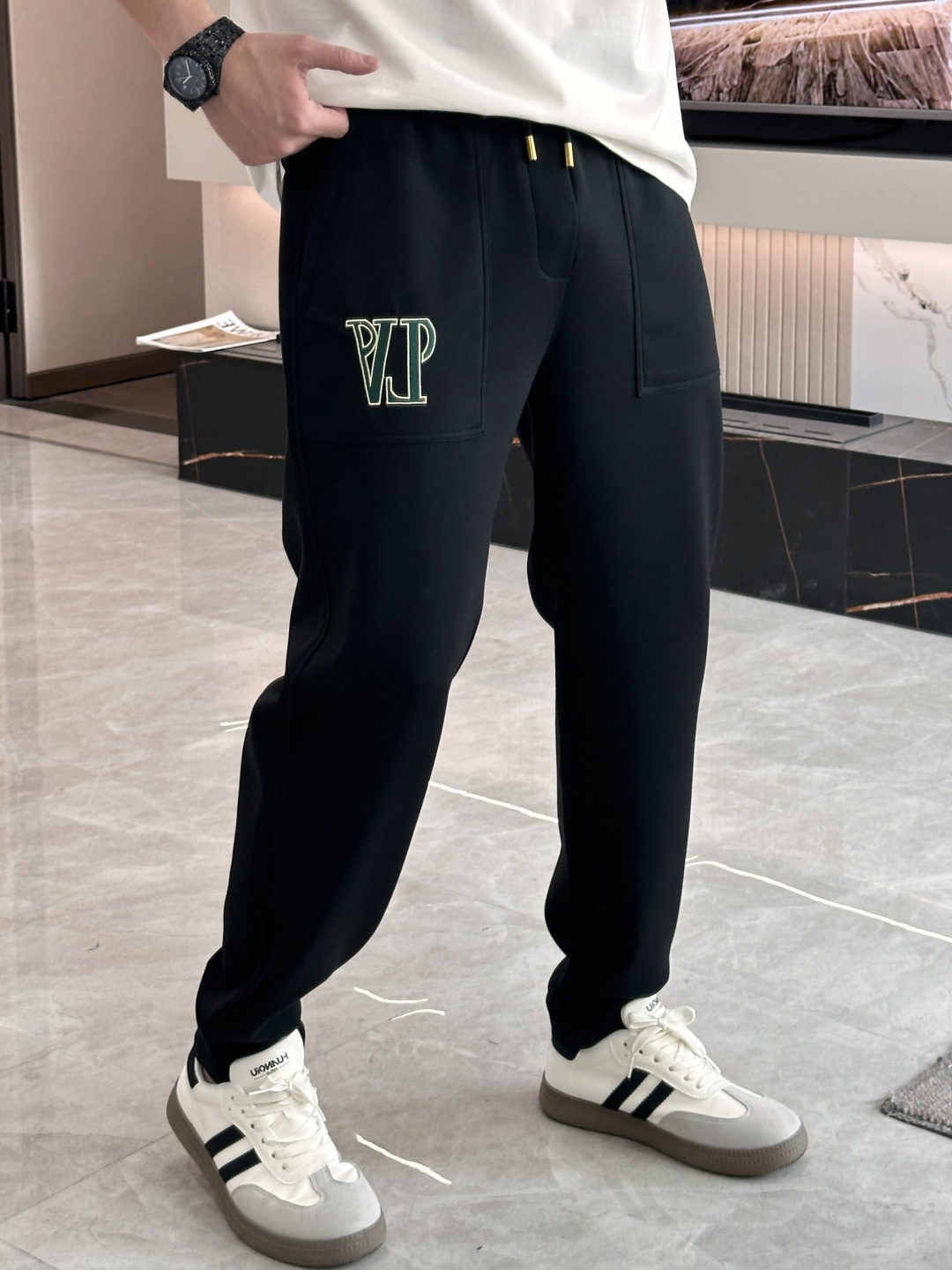 NO:731735,.Lv - Support for exchange after the end of the year - 2026 spring and summer new cupro modal air layer casual sweatpants, embroidered with the iconic brand logo on the pants, customized brand-engraved hardware accessories, highlighting the brand style, carefully crafted from imported fabrics, soft, comfortable and breathable, fashionable and casual items, versatile and good-looking. Size S-4XL, Louis Vuitton,19860909.Lv -支持年后退换-2026春夏新款铜氨丝莫代尔空气层休闲卫裤,裤身上刺绣标志性品牌标识,客供定制品牌刻印五金配件,彰显品牌格调,进口面料精心打造,柔软舒适透气,时尚休闲单品,百搭好看. 尺码S-4XL,,louis vuitton,,Men's clothing