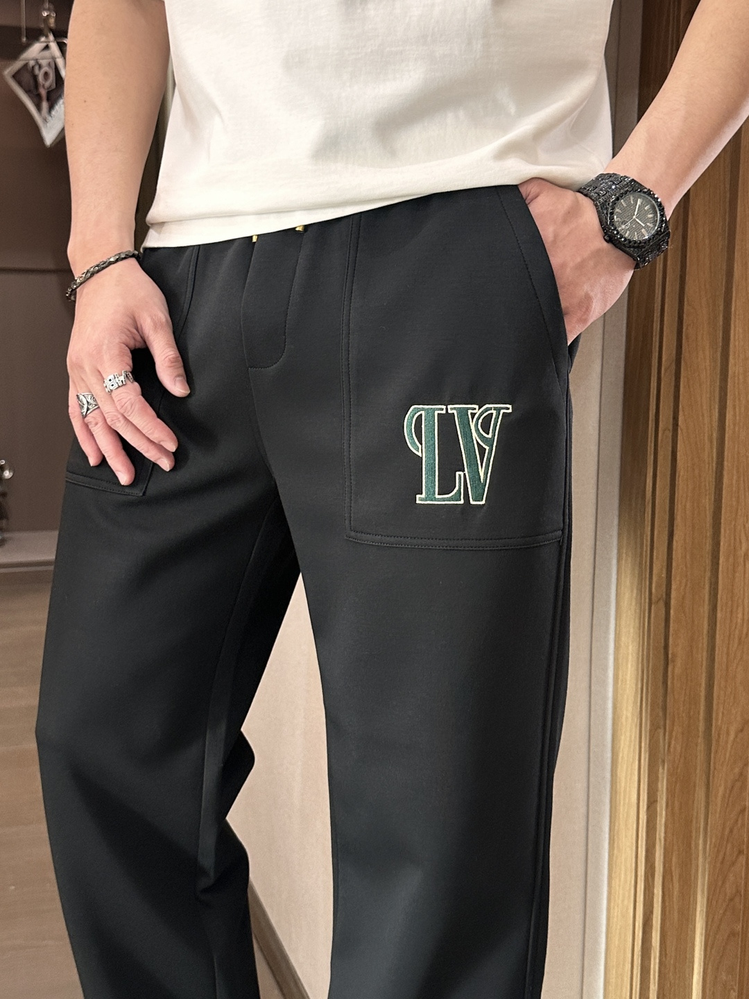 .Lv 2026春夏新款铜氨丝莫代尔空气层休闲卫裤，裤身上刺绣标志性品牌标识，客供定制品牌刻印五金配件，