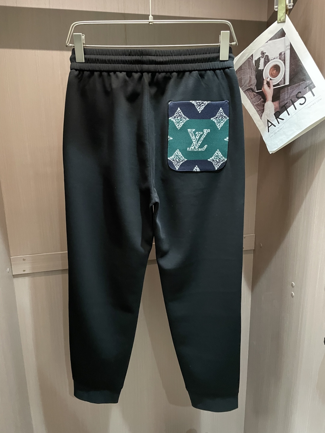 .Lv 2026春夏新款铜氨丝莫代尔空气层休闲卫裤，裤身上刺绣标志性品牌标识，客供定制品牌刻印五金配件，