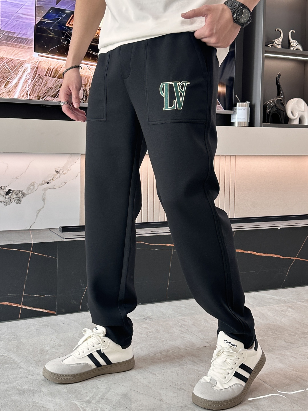.Lv 2026春夏新款铜氨丝莫代尔空气层休闲卫裤，裤身上刺绣标志性品牌标识，客供定制品牌刻印五金配件，