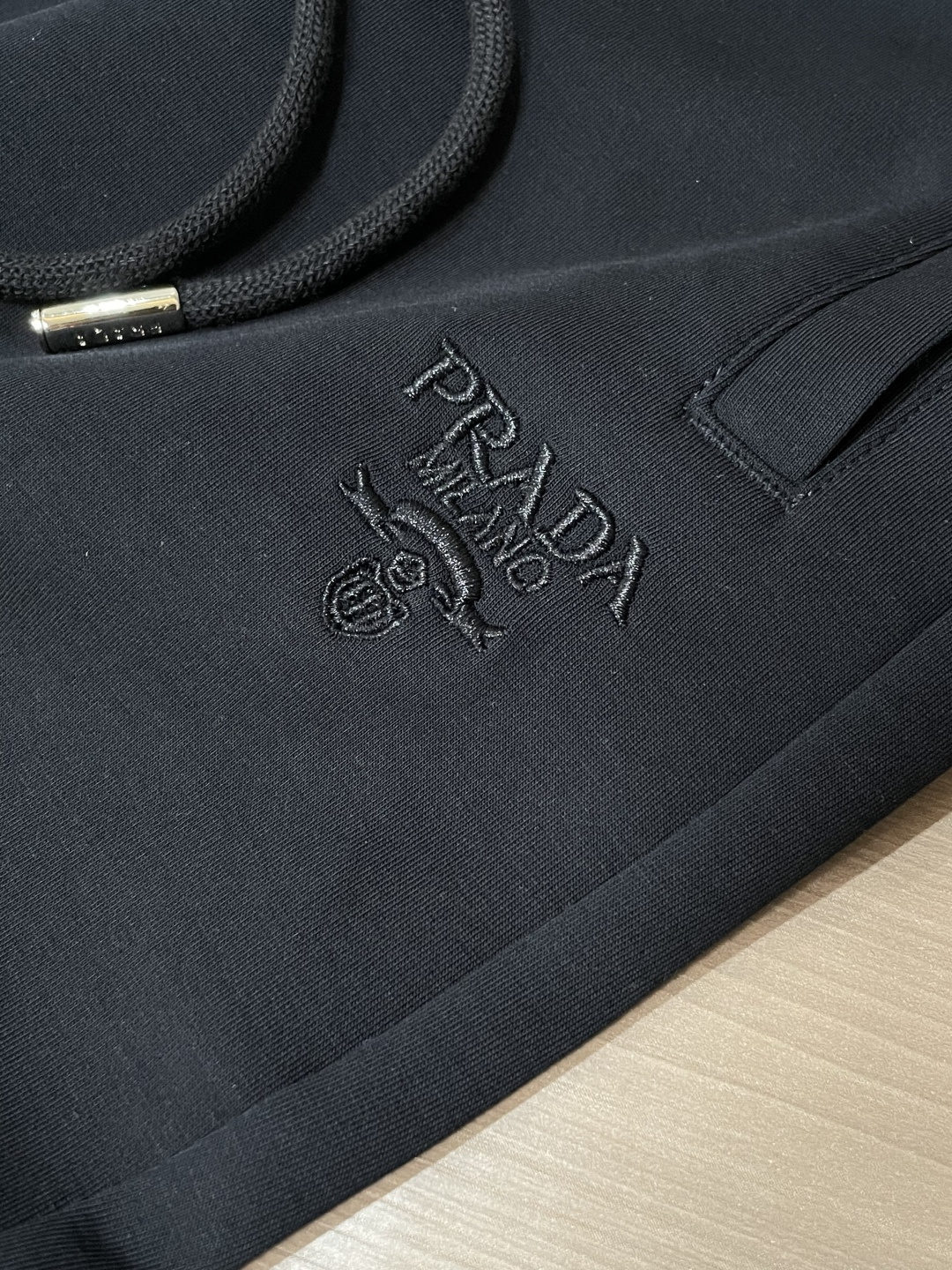 .Prad 2026春夏新款铜氨丝莫代尔空气层休闲卫裤，裤身上刺绣标志性品牌标识，客供定制品牌刻印五金配