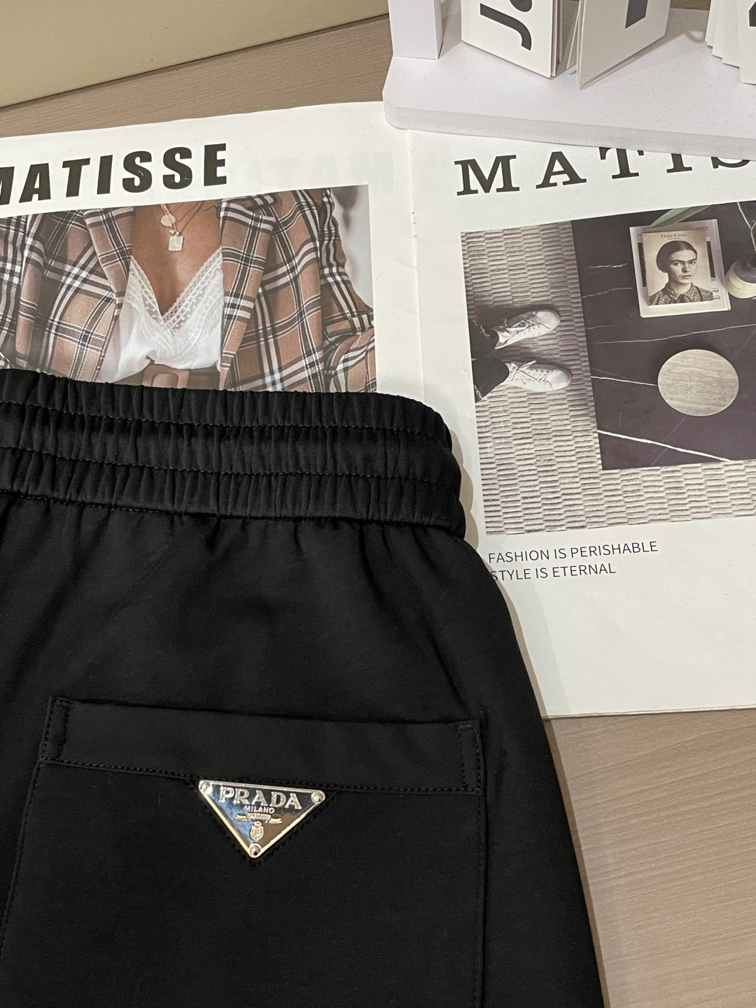 .Prad 2026春夏新款铜氨丝莫代尔空气层休闲卫裤，裤身上刺绣标志性品牌标识，客供定制品牌刻印五金配