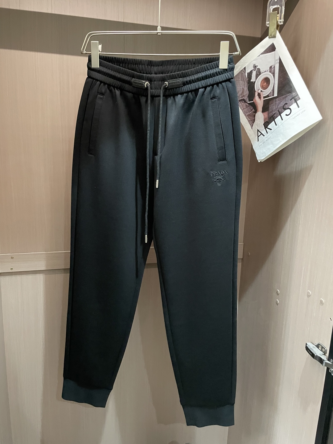 .Prad 2026春夏新款铜氨丝莫代尔空气层休闲卫裤，裤身上刺绣标志性品牌标识，客供定制品牌刻印五金配