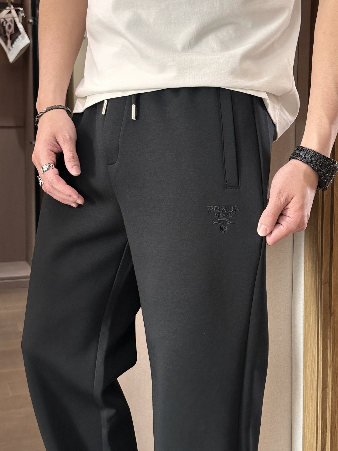 .Prad 2026春夏新款铜氨丝莫代尔空气层休闲卫裤，裤身上刺绣标志性品牌标识，客供定制品牌刻印五金配