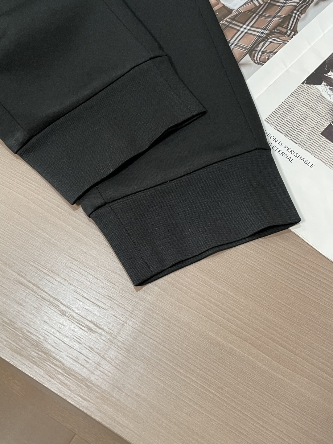 .Prad 2026春夏新款铜氨丝莫代尔空气层休闲卫裤，裤身上刺绣标志性品牌标识，客供定制品牌刻印五金配