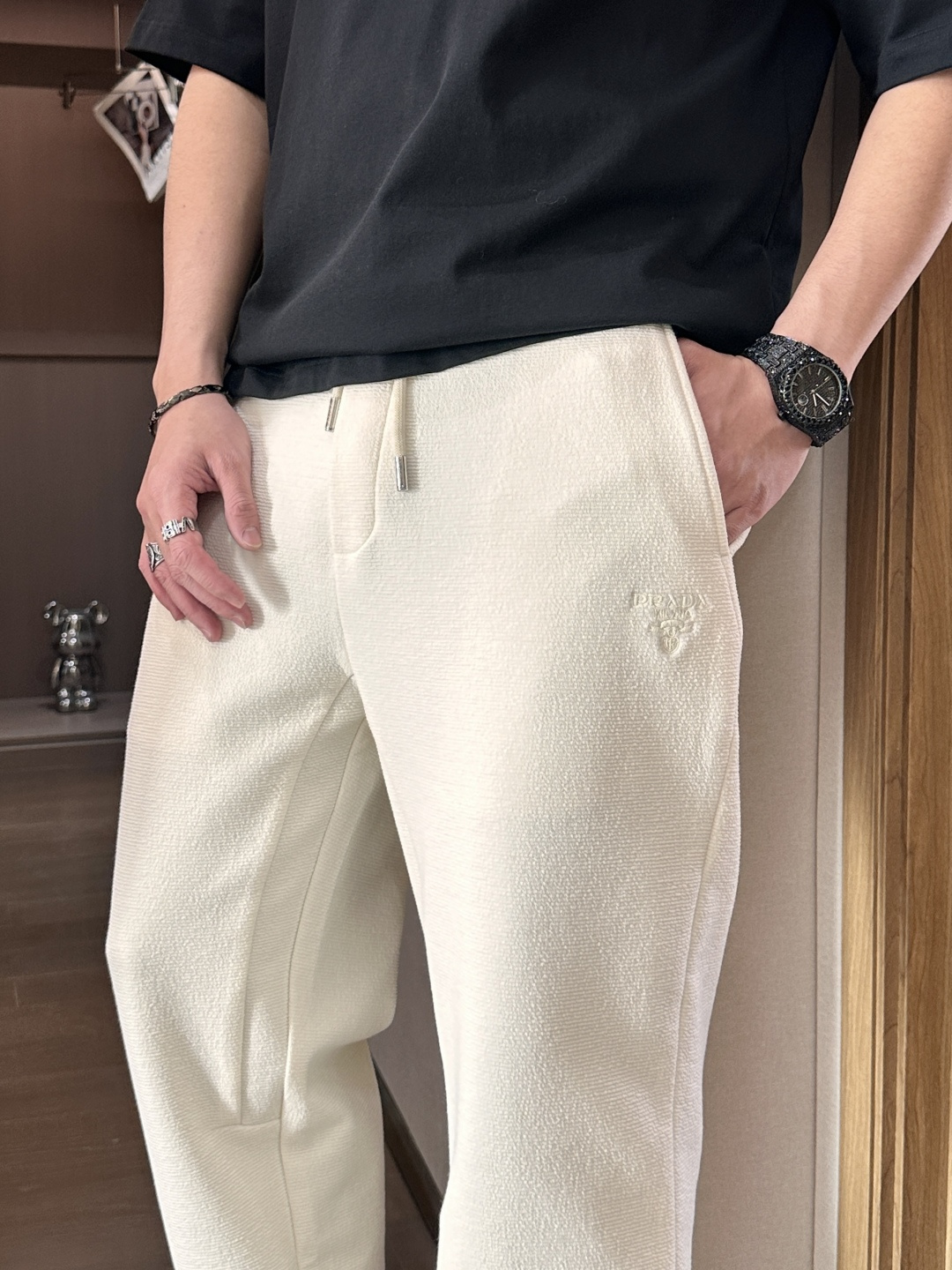 .Prad 2026春夏新款铜氨丝莫代尔空气层休闲卫裤，裤身上刺绣标志性品牌标识，客供定制品牌刻印五金配