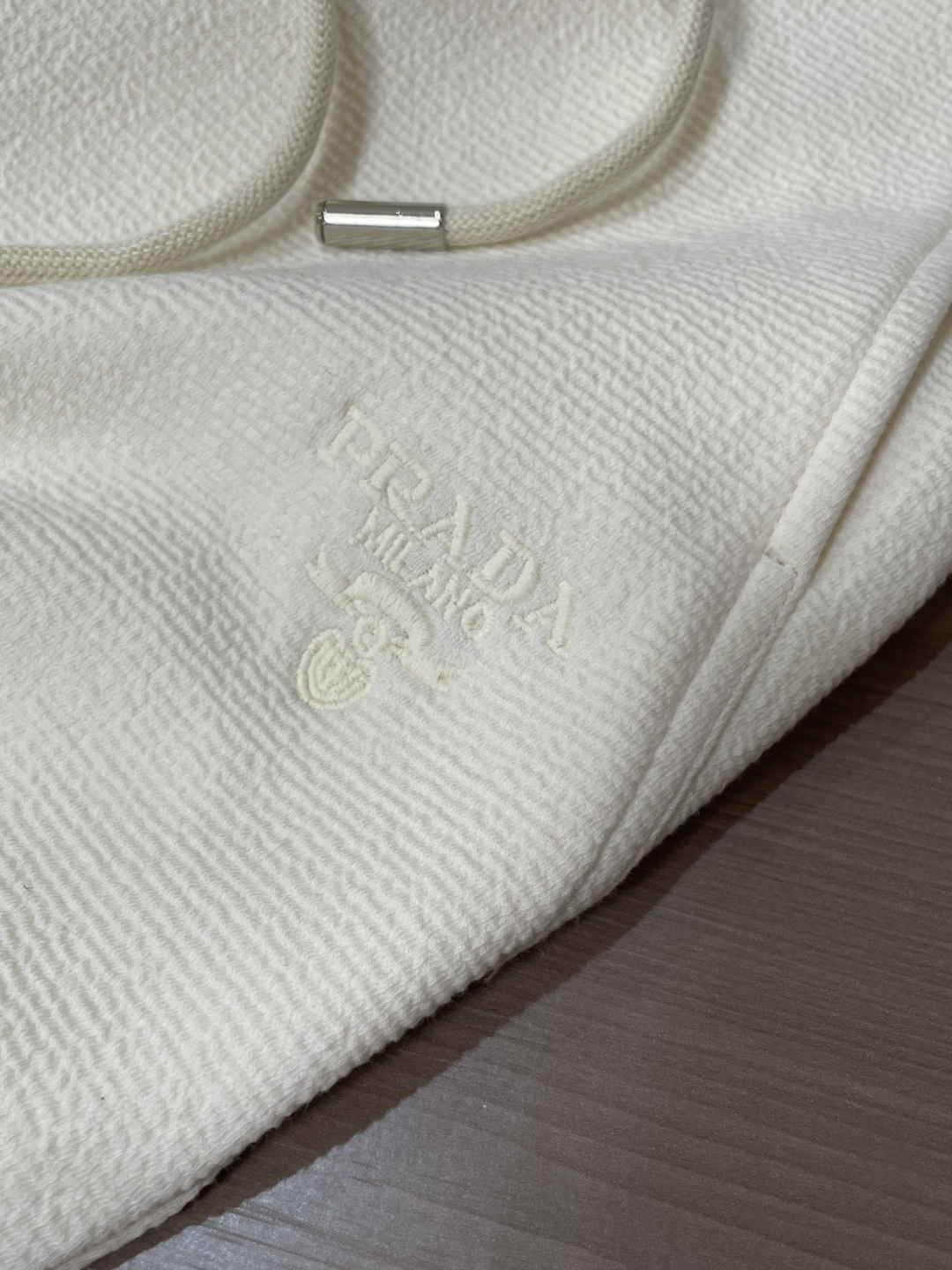 .Prad 2026春夏新款铜氨丝莫代尔空气层休闲卫裤，裤身上刺绣标志性品牌标识，客供定制品牌刻印五金配