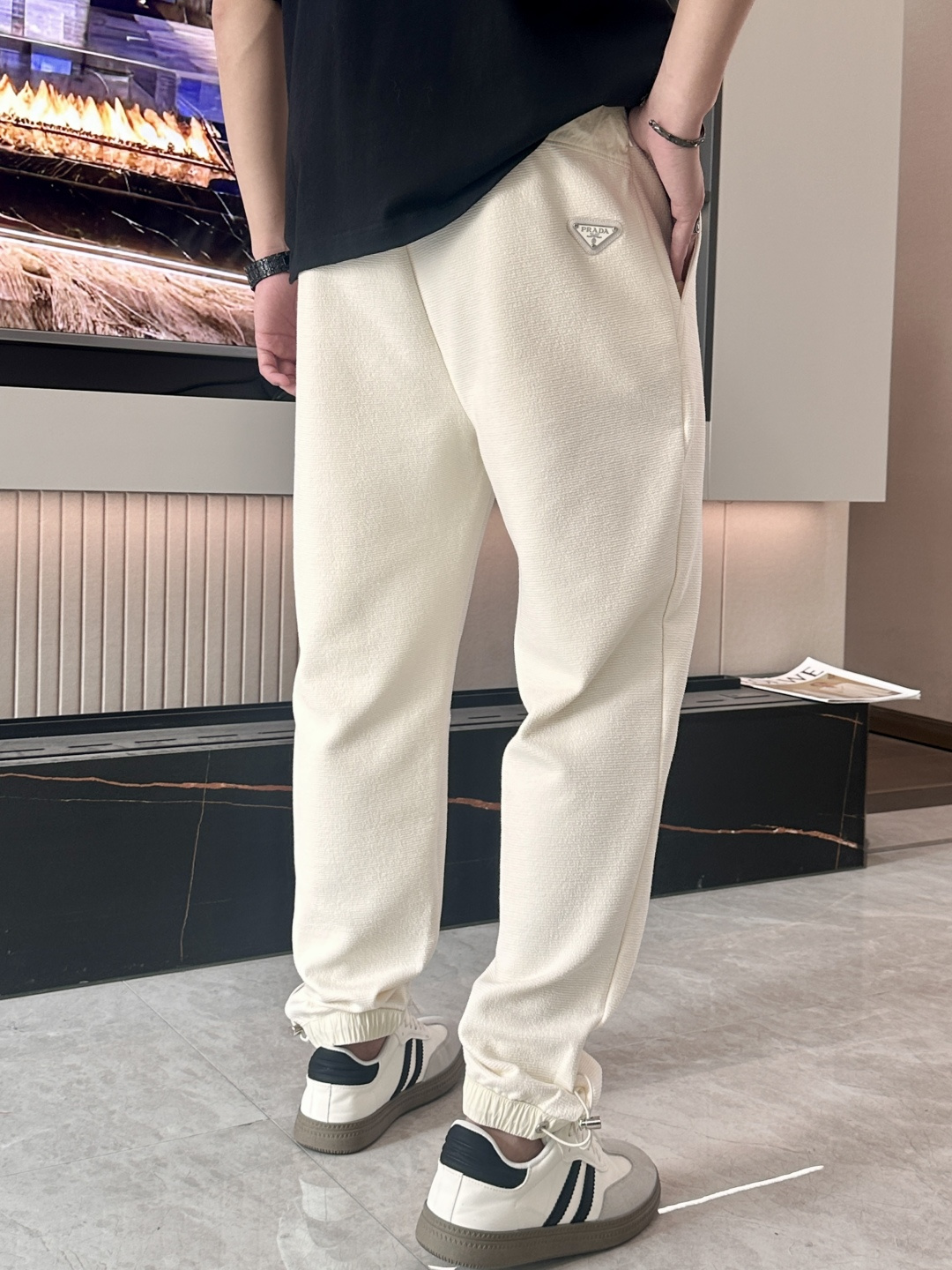 .Prad 2026春夏新款铜氨丝莫代尔空气层休闲卫裤，裤身上刺绣标志性品牌标识，客供定制品牌刻印五金配