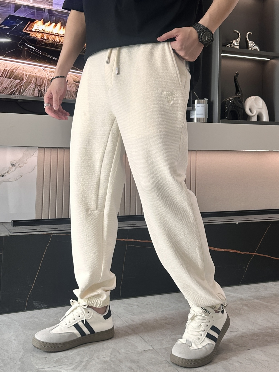 .Prad 2026春夏新款铜氨丝莫代尔空气层休闲卫裤，裤身上刺绣标志性品牌标识，客供定制品牌刻印五金配