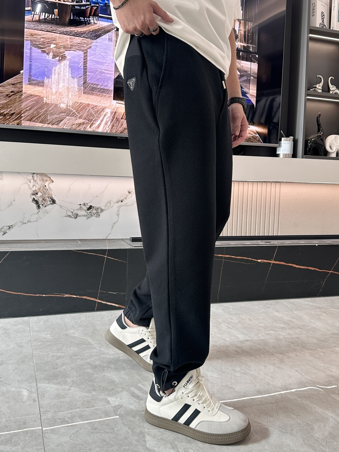 Prad 2026春夏新款铜氨丝莫代尔空气层休闲卫裤，裤身上刺绣标志性品牌标识，客供定制品牌刻印五金配件